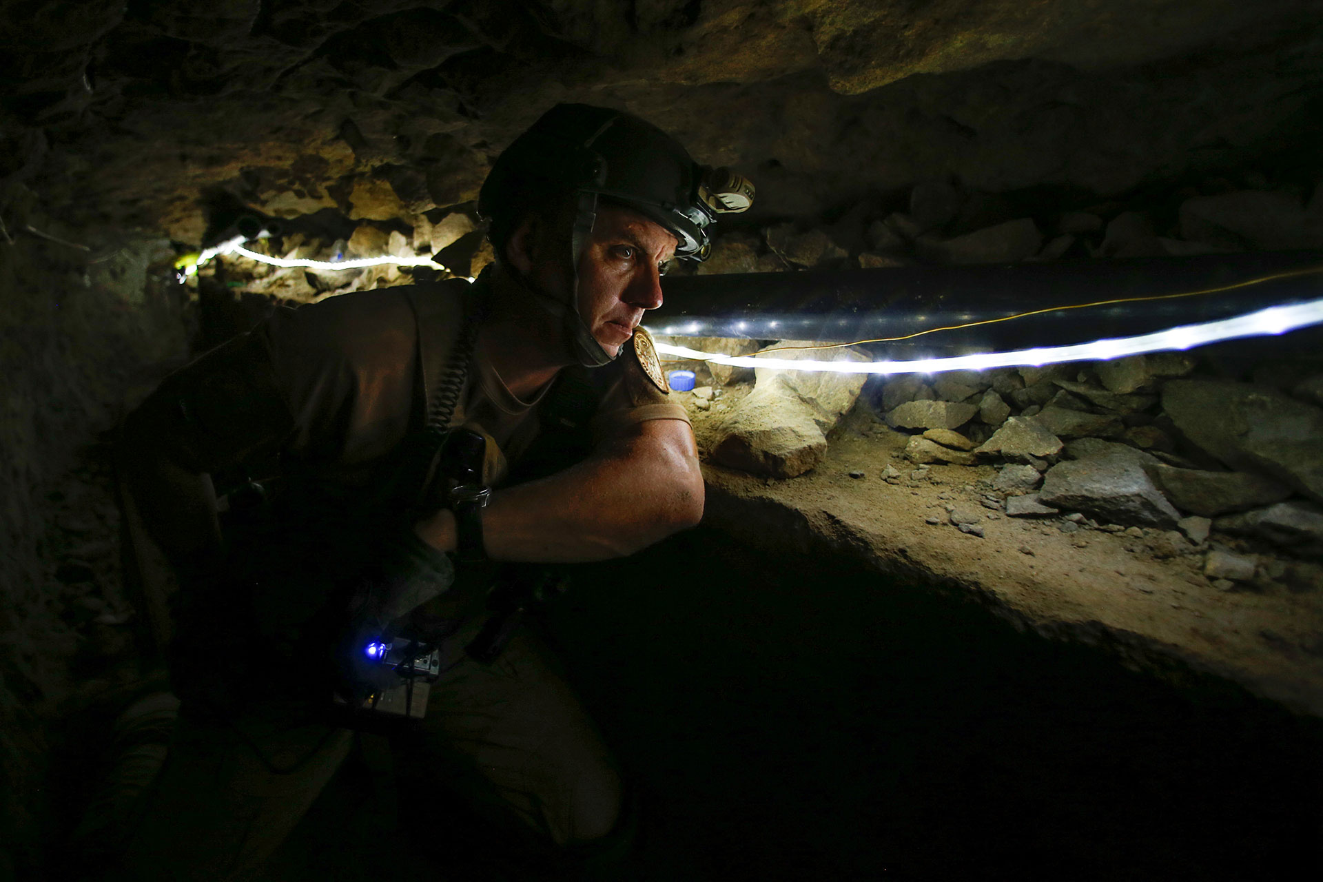 Un oficial federal de la Aduana y la Patrulla Fronteriza de EEUU inspecciona un túnel ilegal de contrabando bajo la frontera de México que ahora se usa para entrenar en San Diego, California