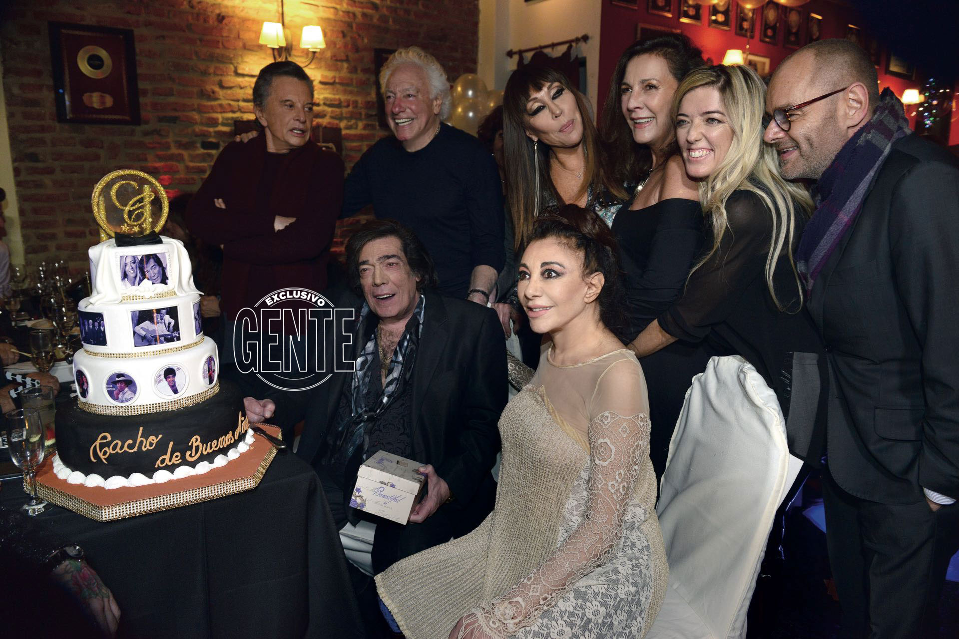 El cumpleaños de Cacho Castaña. Palito Ortega, Guillermo Coppola y Moria, Mónica Gonzaga con Marina Rosenthal, que la abraza. Sentados, Cacho y la Gata Varela. (Foto Diego Soldini/GENTE)