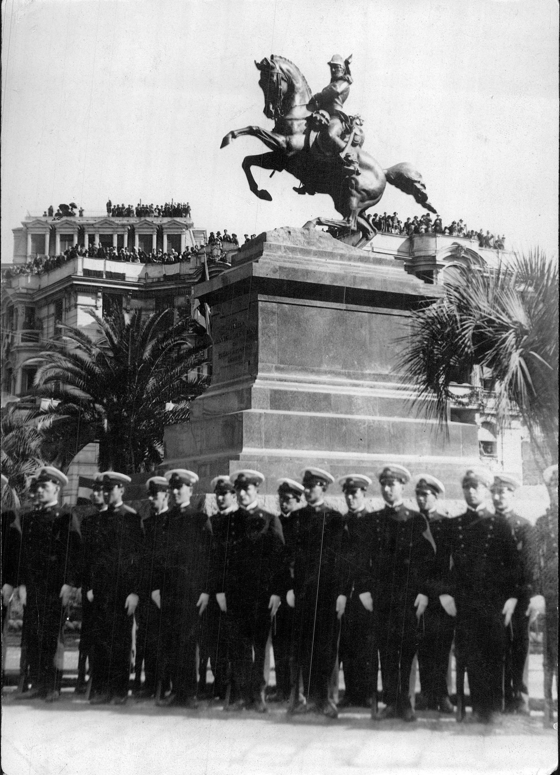 Inauguración del Monumento al General Belgrano en Génova, ciudad de donde era originaria su familia. Los cadetes de la Armada argentina viajaron en la Fragata Sarmiento para participar de la ceremonia, octubre de 1927 (Archivo General de la Nación)