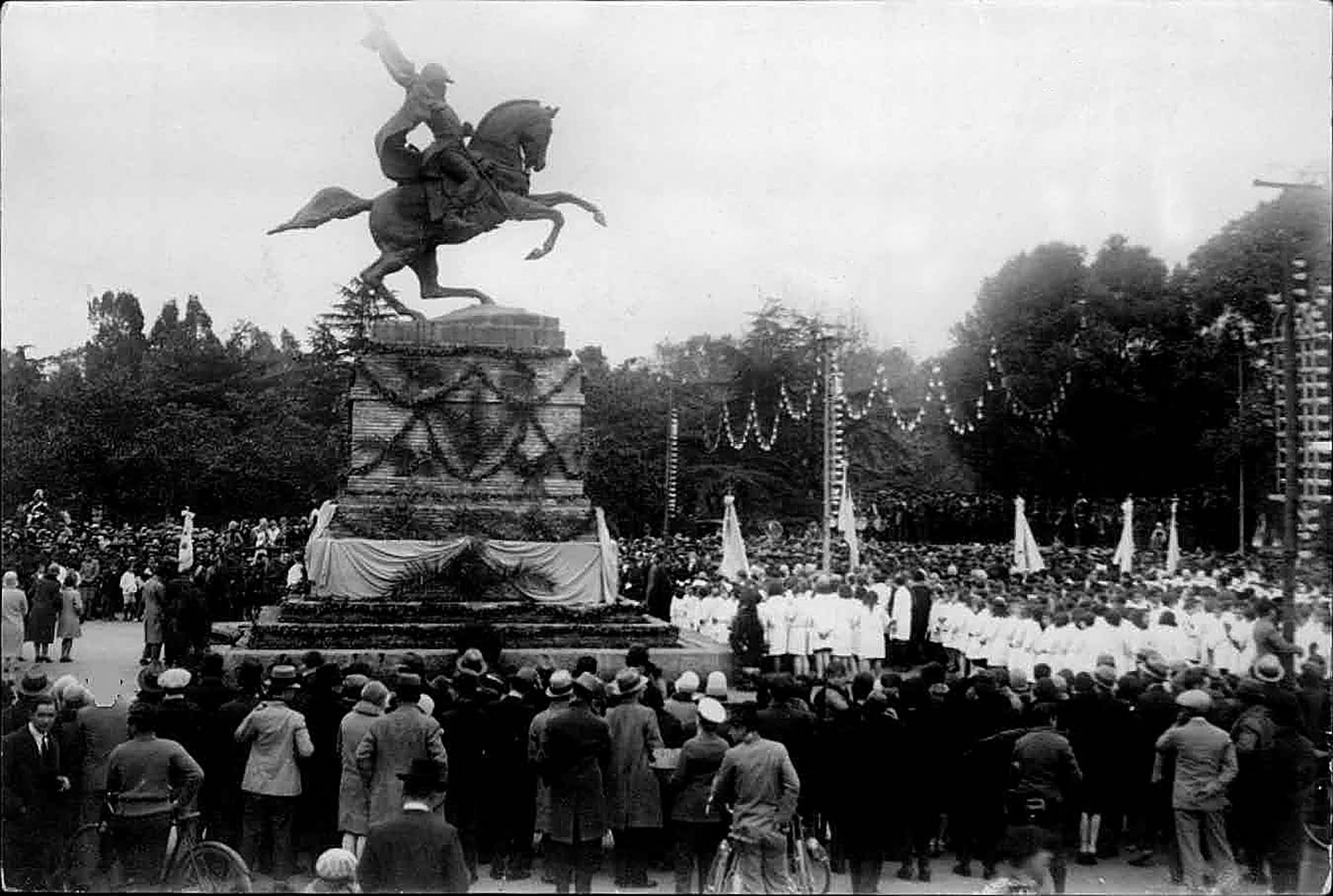 Año 1929: alumnos de escuelas y público en general al pie del monumento a Belgrano en el parque Independencia de Rosario, acto en conmemoración del 9 de Julio (Archivo General de la Nación)