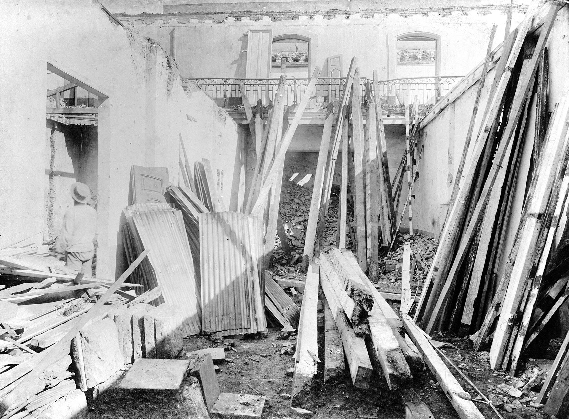 Demolición, en 1909, de la casa donde vivió y murió el general Manuel Belgrano (Archivo General de la Nación)