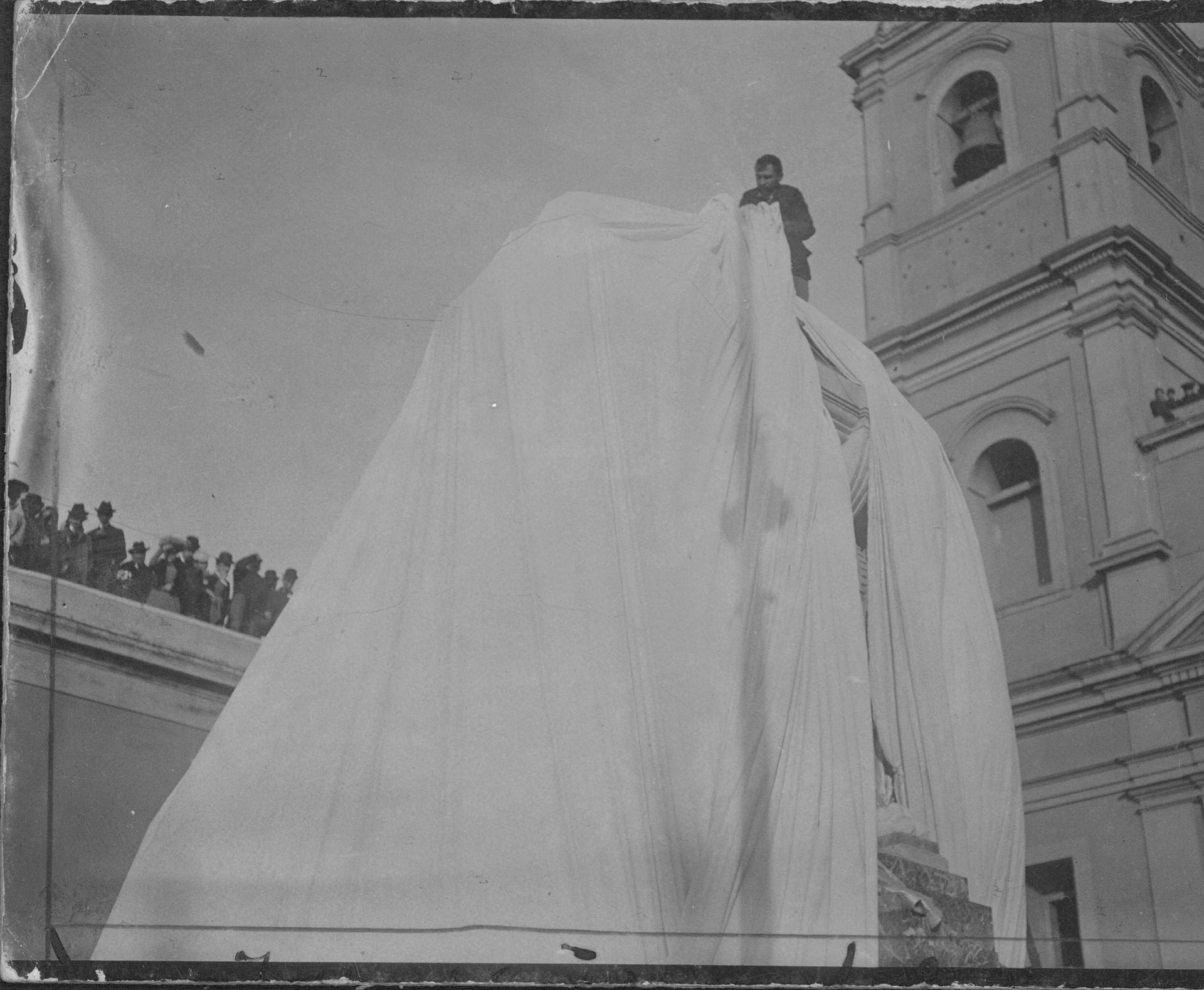El momento en que se descubren los paños del monumento a Belgrano en la inauguración de su Mausoleo, en junio de 1903 (Archivo General de la Nación)