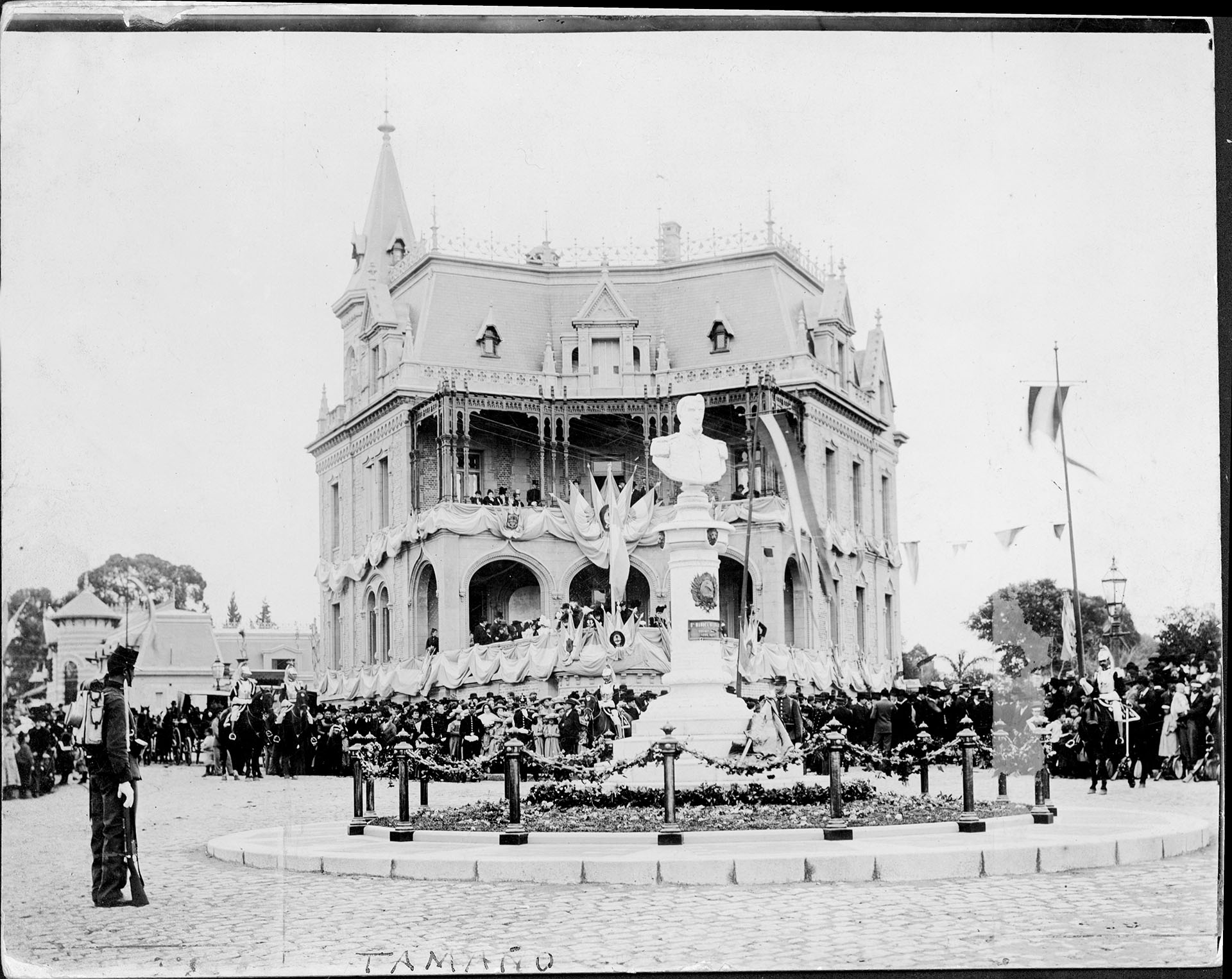 Monumento a Belgrano realizado por es escultor Luis Fontana, ubicado en 11 de septiembre y Echeverría (Barrio de Belgrano, Capital). El palacio que se ve detrás pertenecía a Antonio Santa María, donante del monumento (Archivo General de la Nación)