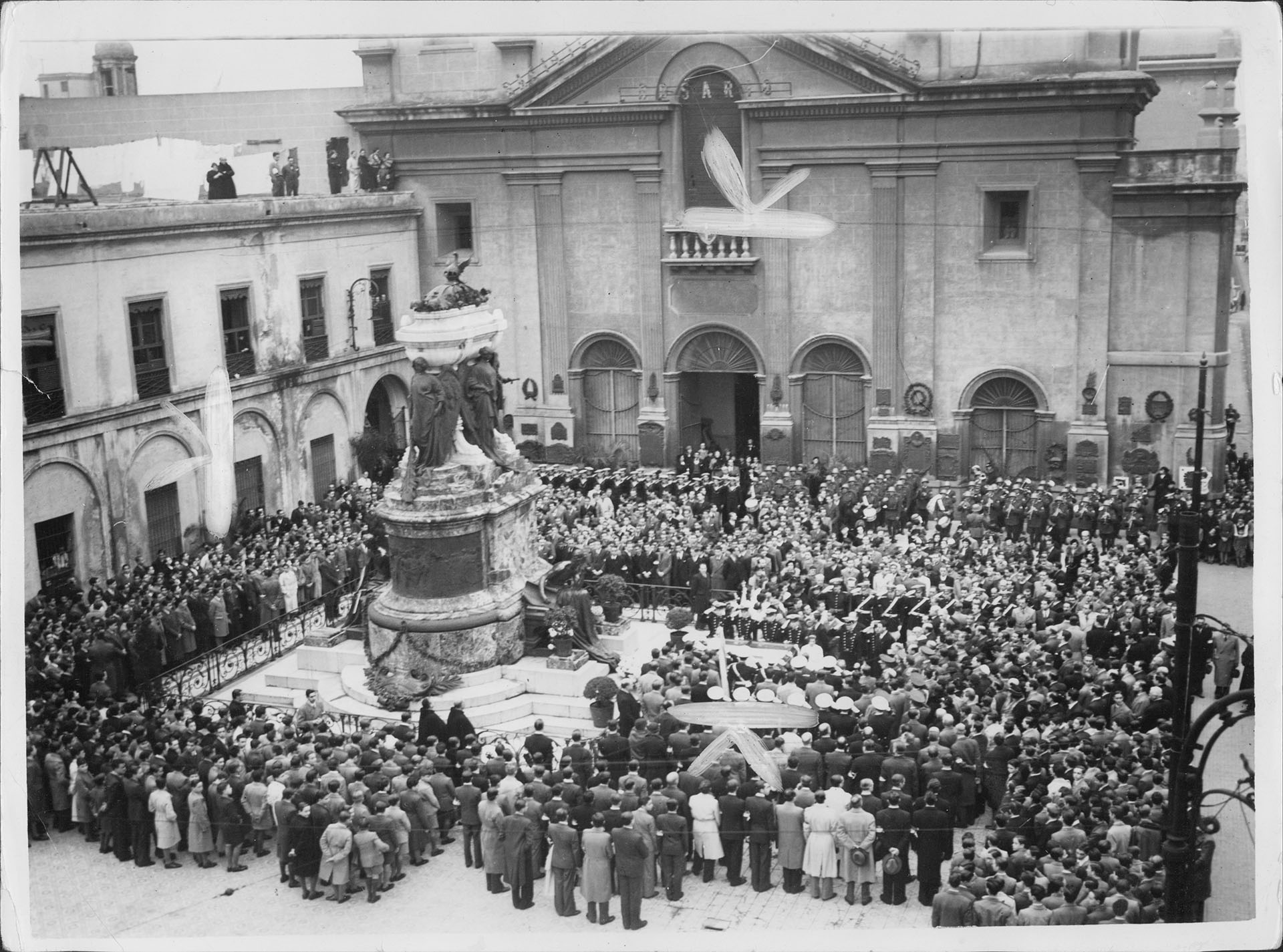 Acto en el Mausoleo de Belgrano, de bendición de la bandera y homenaje al general en un aniversario de su muerte, atrio de la Basílica del Santísimo Rosario y Convento de Santo Domingo (Archivo General de la Nación)