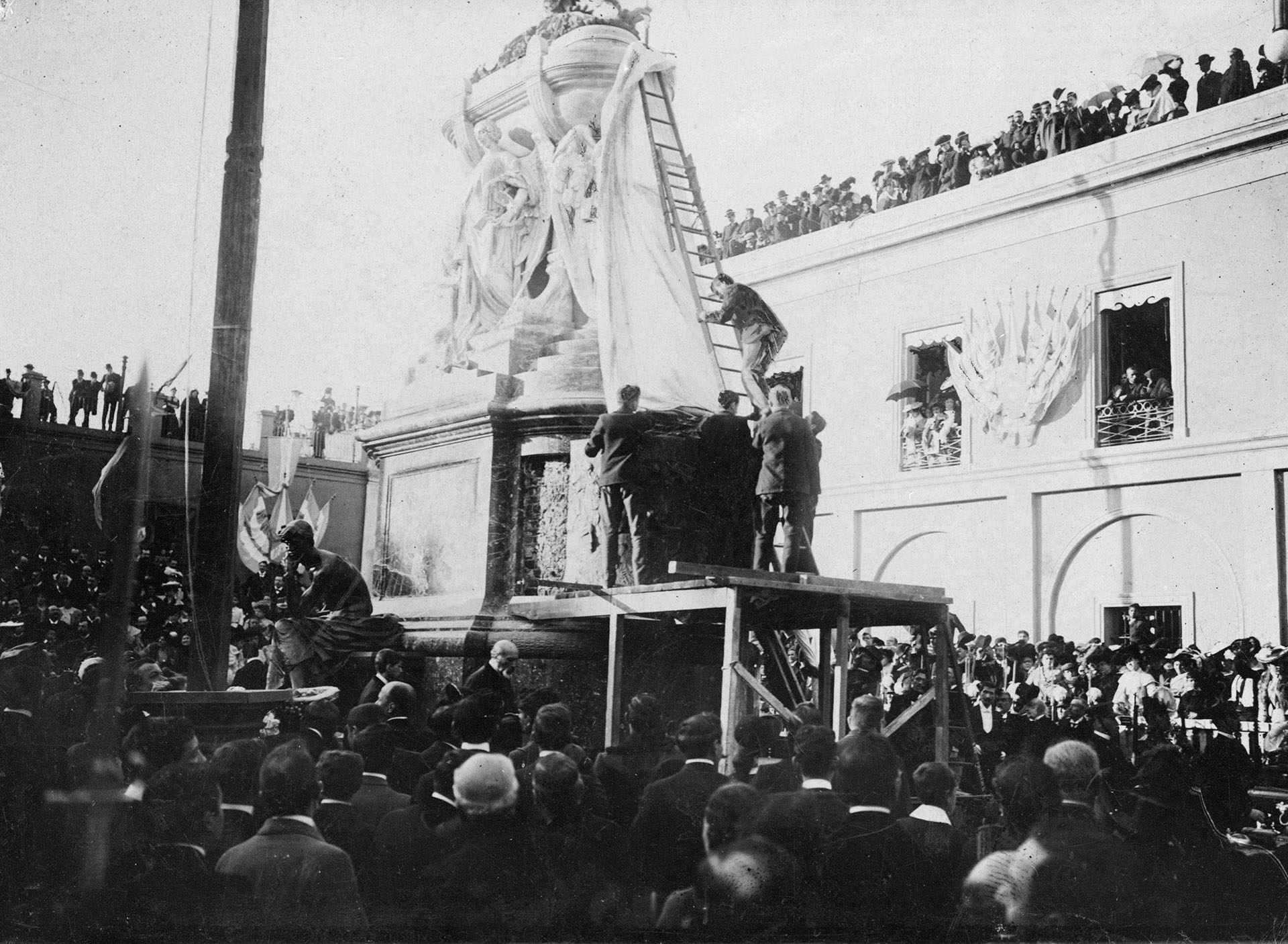 Otro momento de la inauguración del Mausoleo de Manuel Belgrano en el atrio del Convento de Santo Domingo, el 20 de junio de 1903 (Archivo General de la Nación)