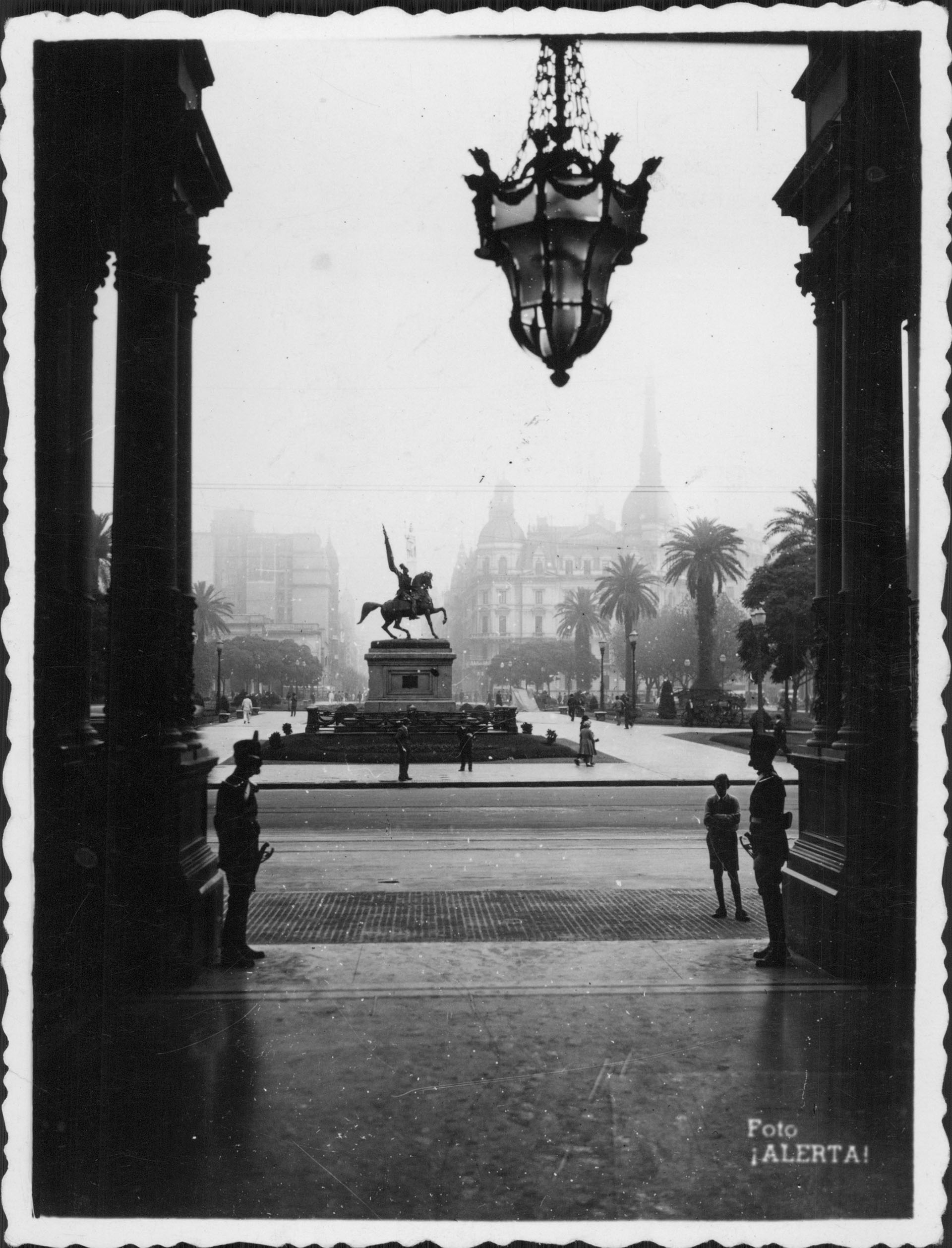 Vista del monumento a Belgrano desde el interior de la Casa Rosada (Archivo General de la Nación)