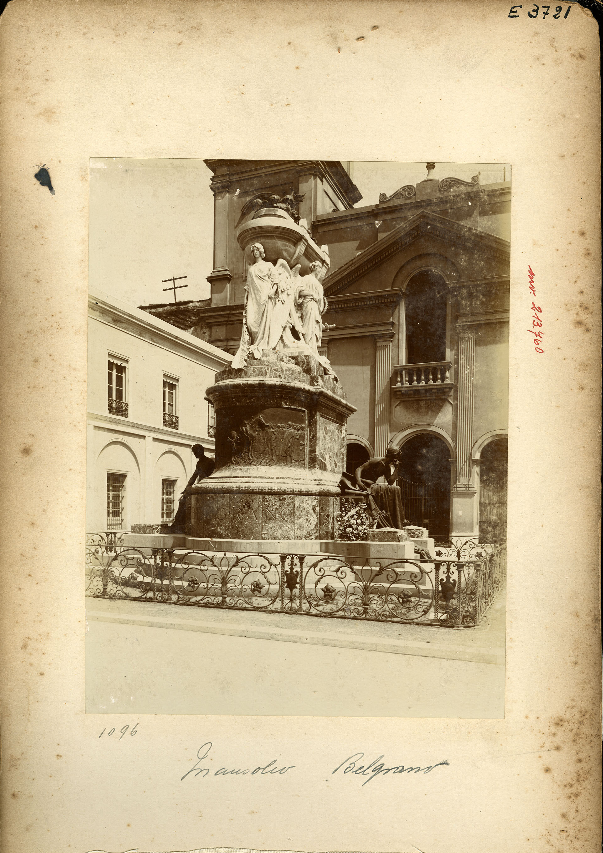 El mausoleo de Belgrano ubicado en el atrio del Convento de Santo Domingo, en Buenos Aires, es obra del escultor italiano Ettore Ximenes (Archivo General de la Nación)