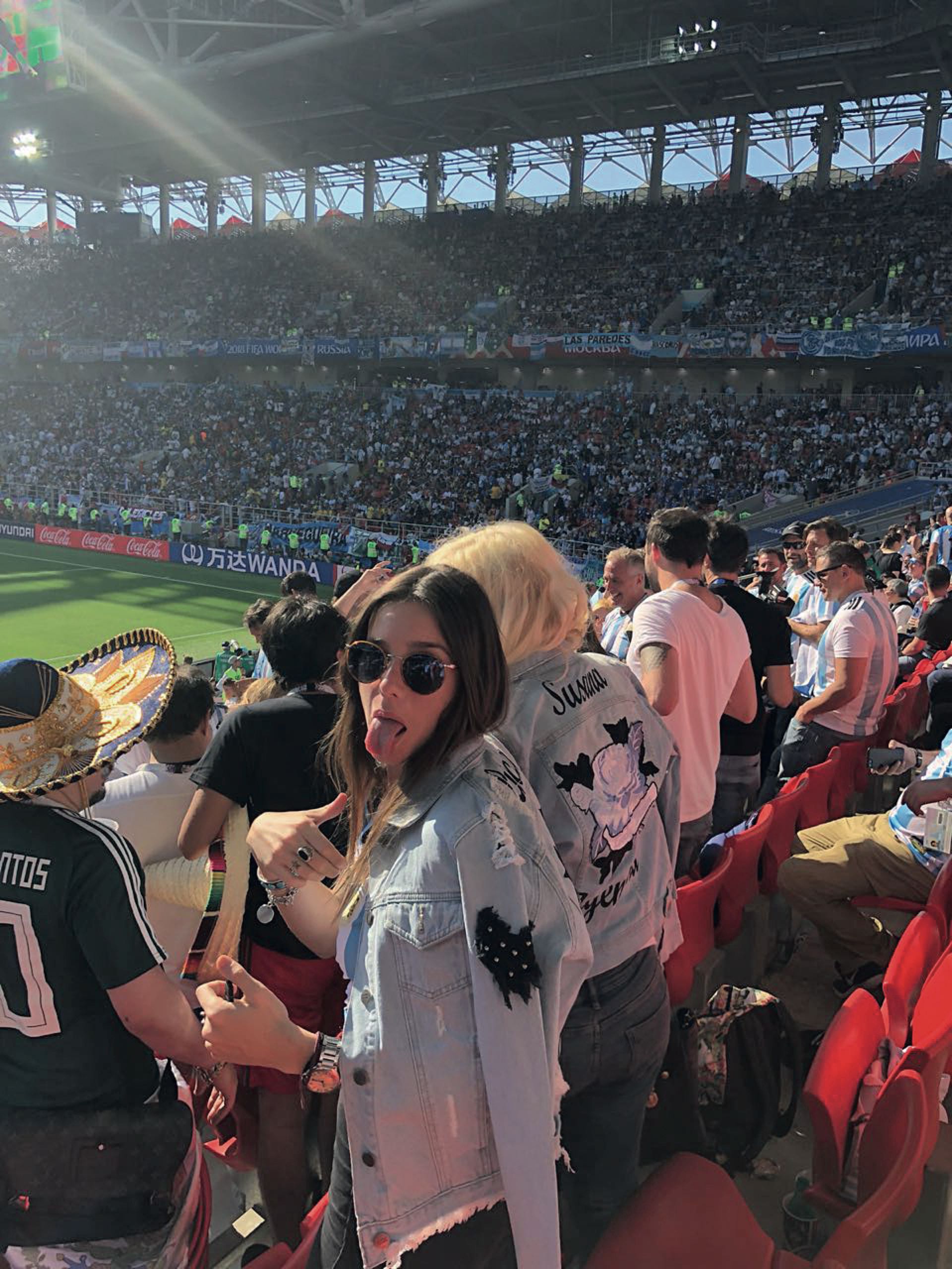 Lucía Celasco y Susana con chaquetas de jean personalizadas.
