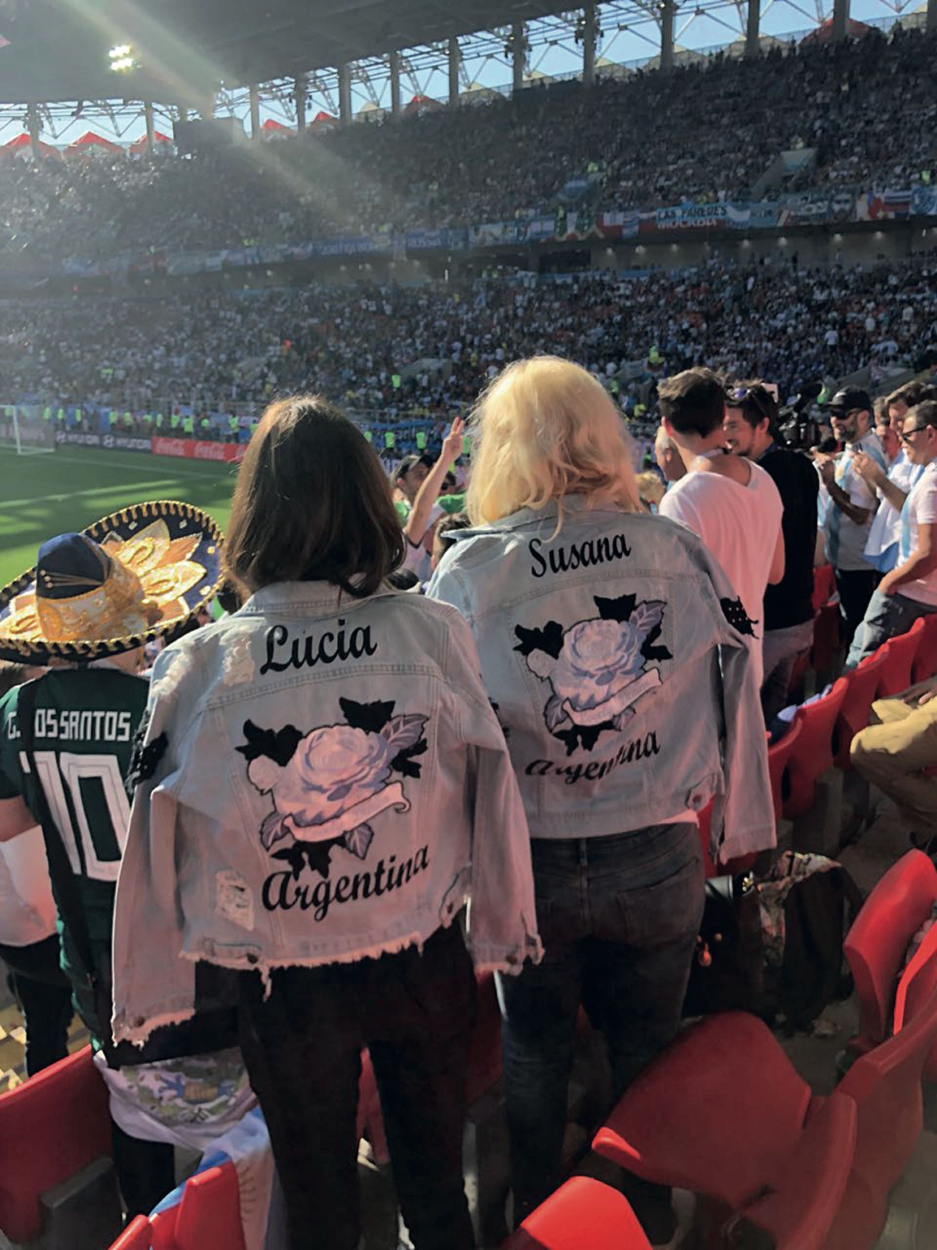 Susana Giménez y Lucía Celasco de espaldas