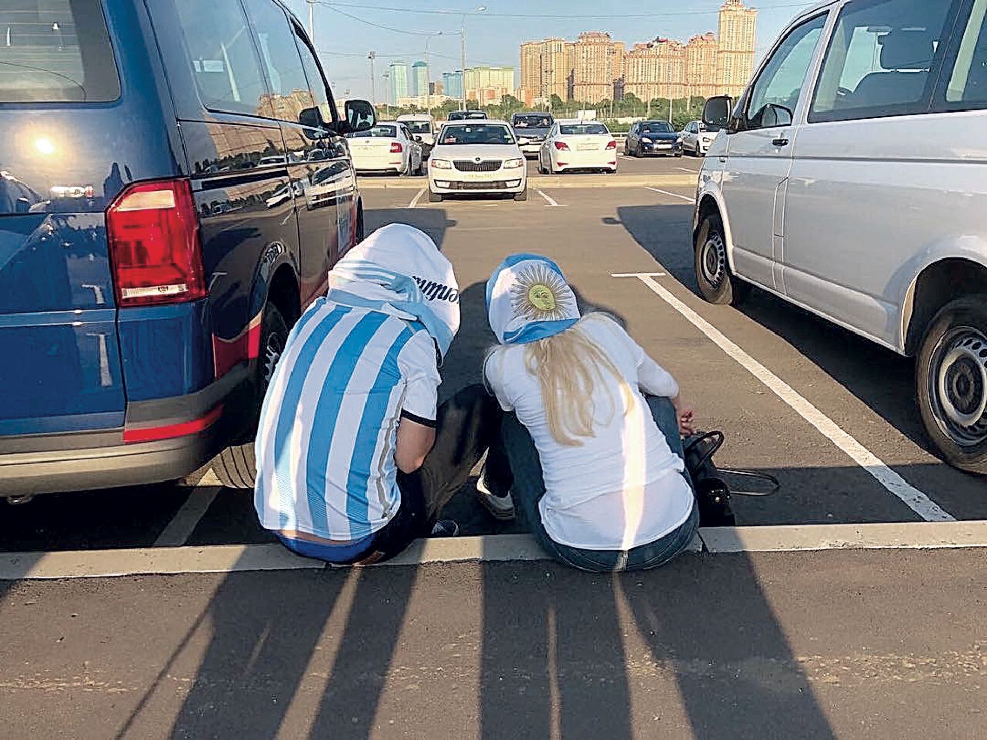 Susana Giménez y Marley esperando la van que nunca apareció