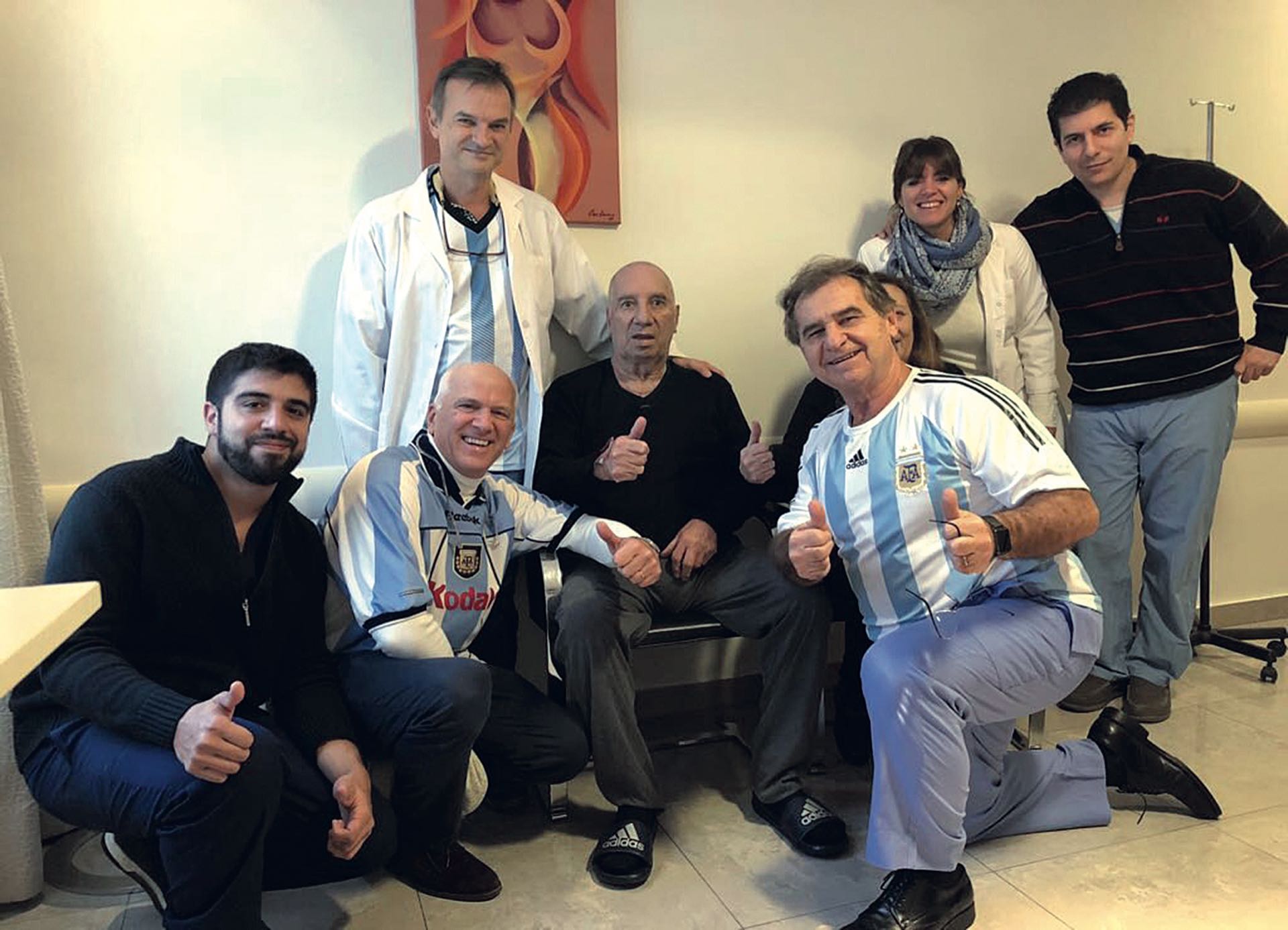 Carlos Salvado Bilardo con el equipo de médicos que lo operó