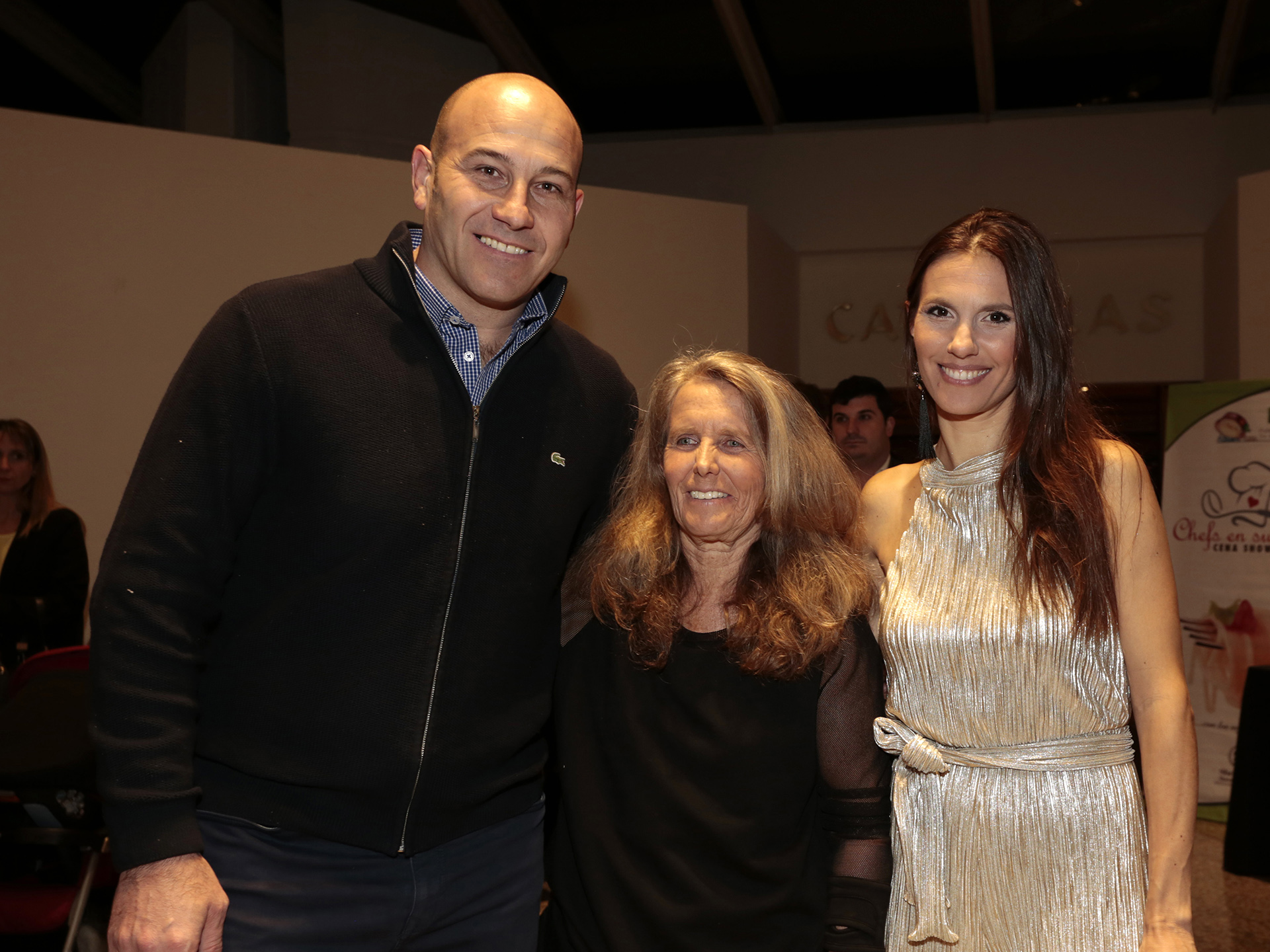 Edith Grynszpancholc junto a Martiniano Molina y su mujer Ileana. La Fundación también realiza obras de infraestructura y equipamiento en hospitales públicos pediátricos y colabora con la formación y capacitación de profesionales de la salud, en aspectos psicosociales relacionados con Oncología Pediátrica