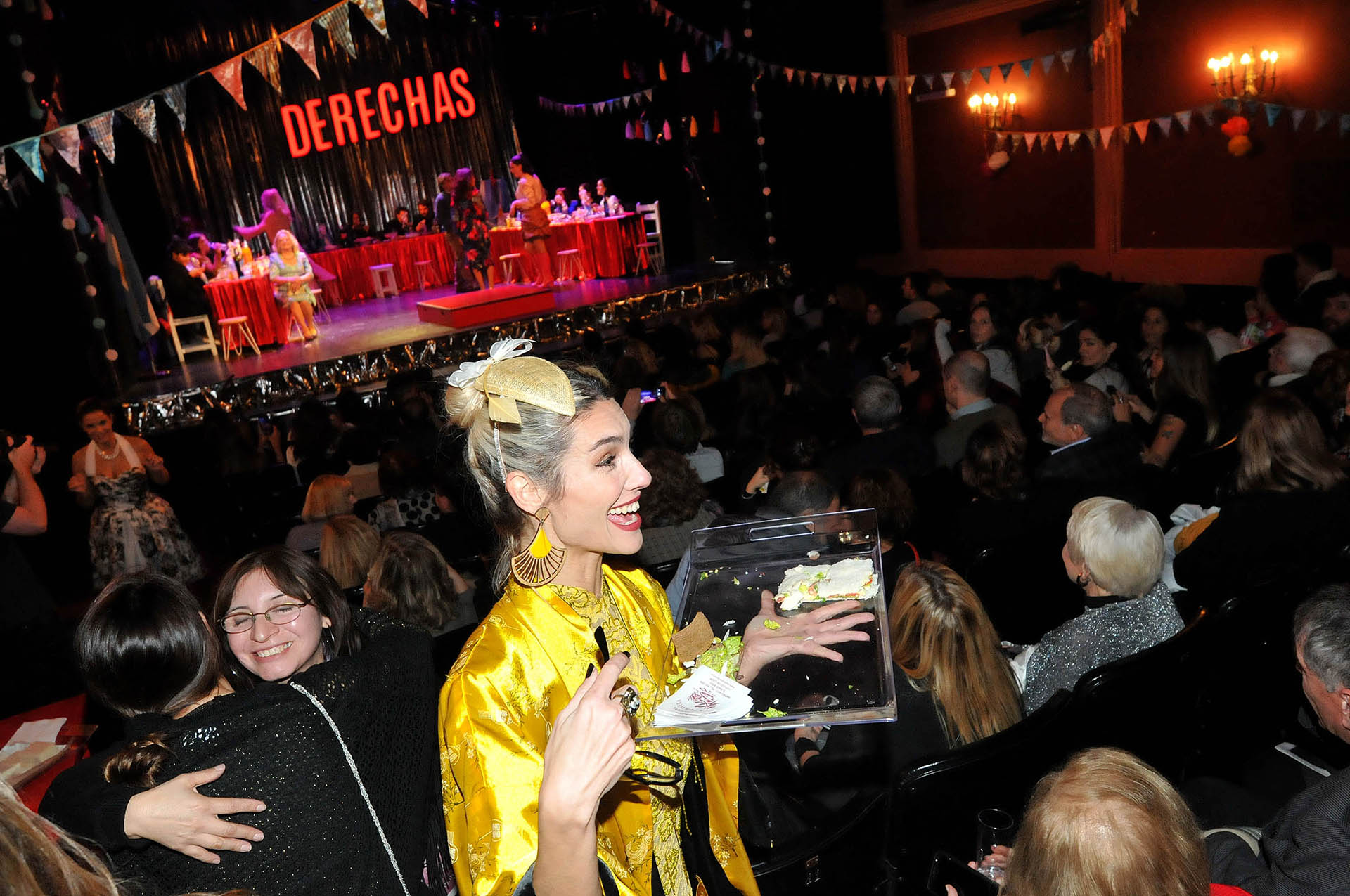 Las actrices también reciben al público con comida