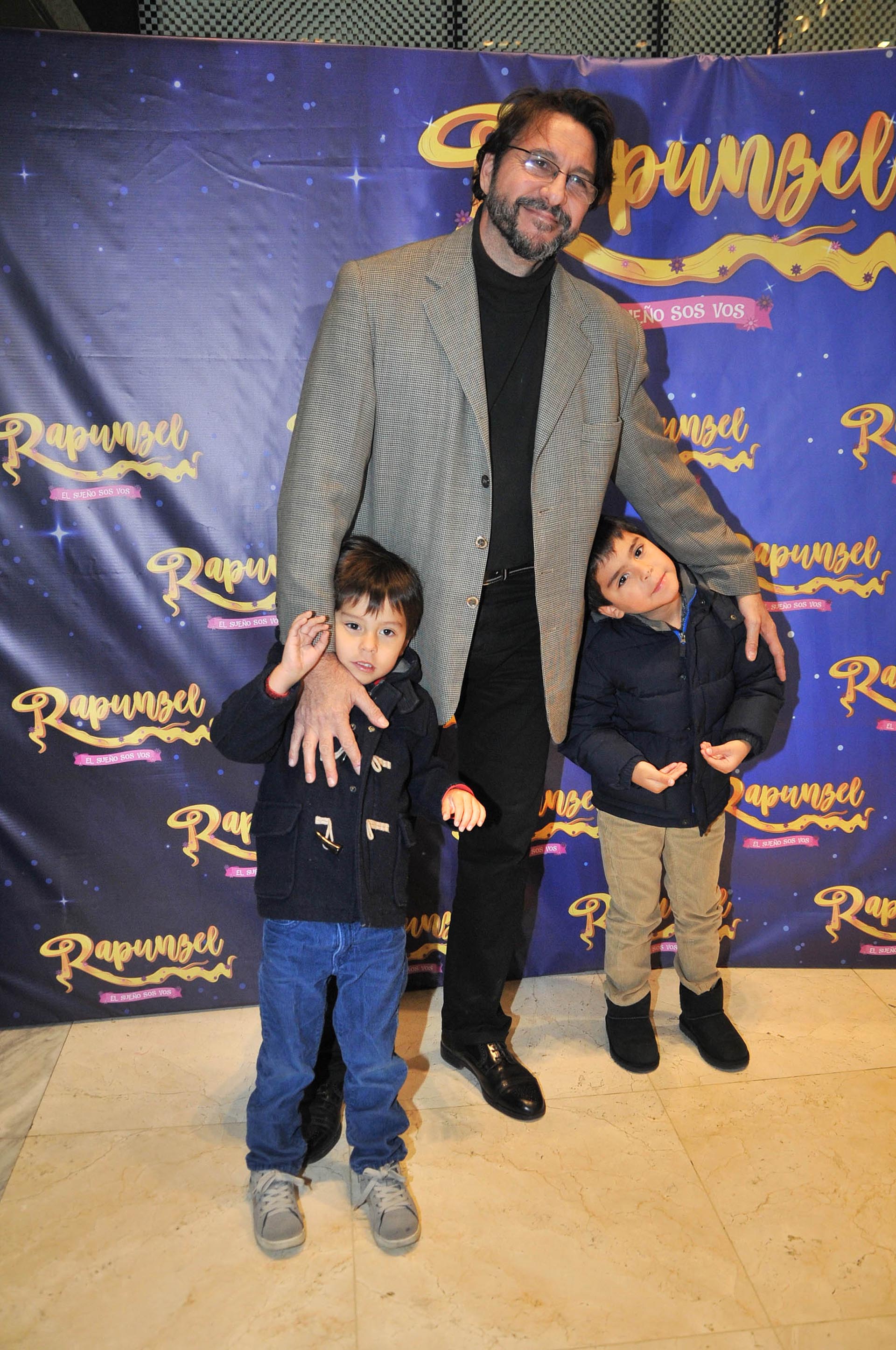 Miguel Habud con sus mellizos, Octavio y Malik
