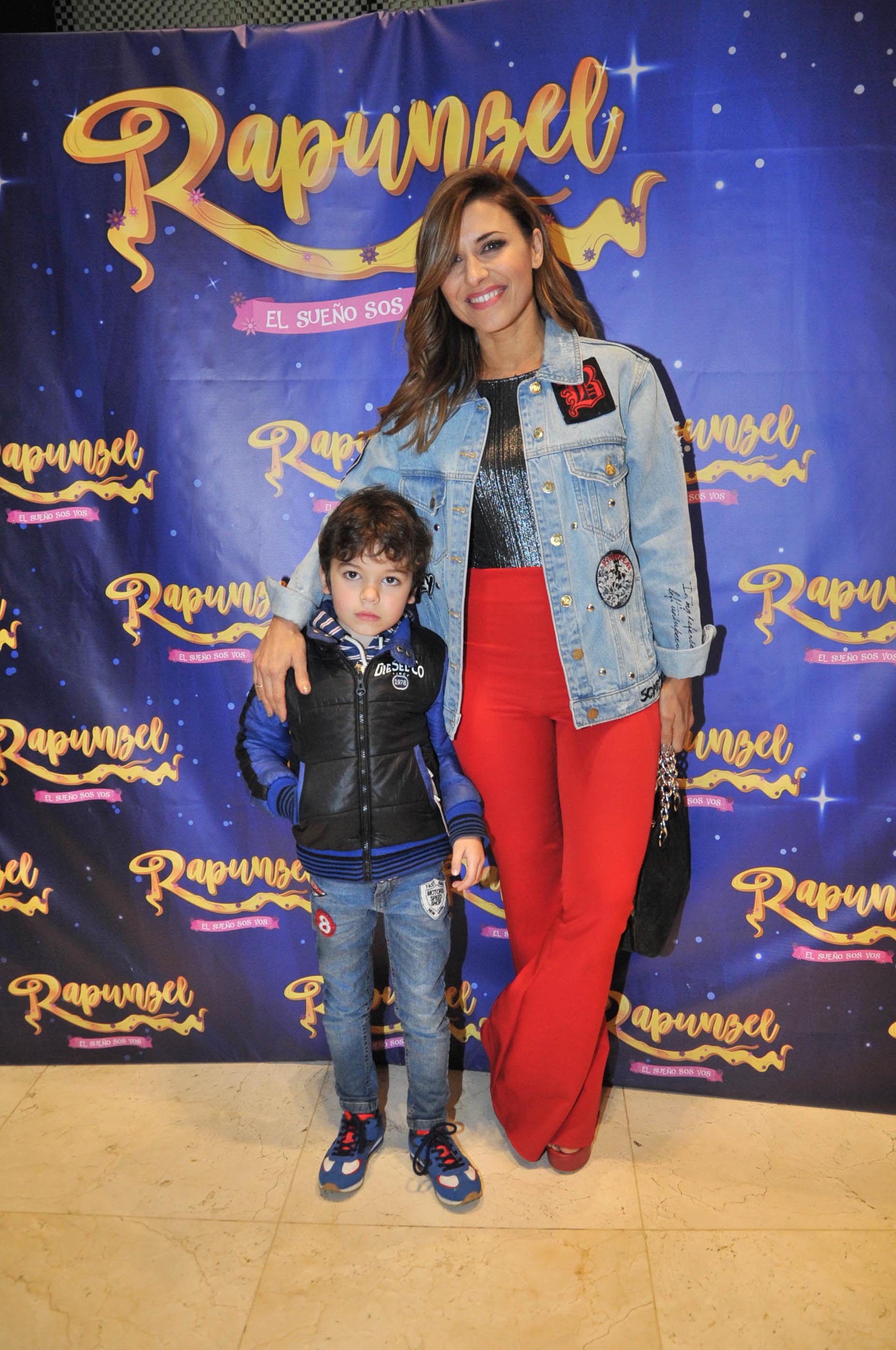 Mariana Brey con su hijo, Luca