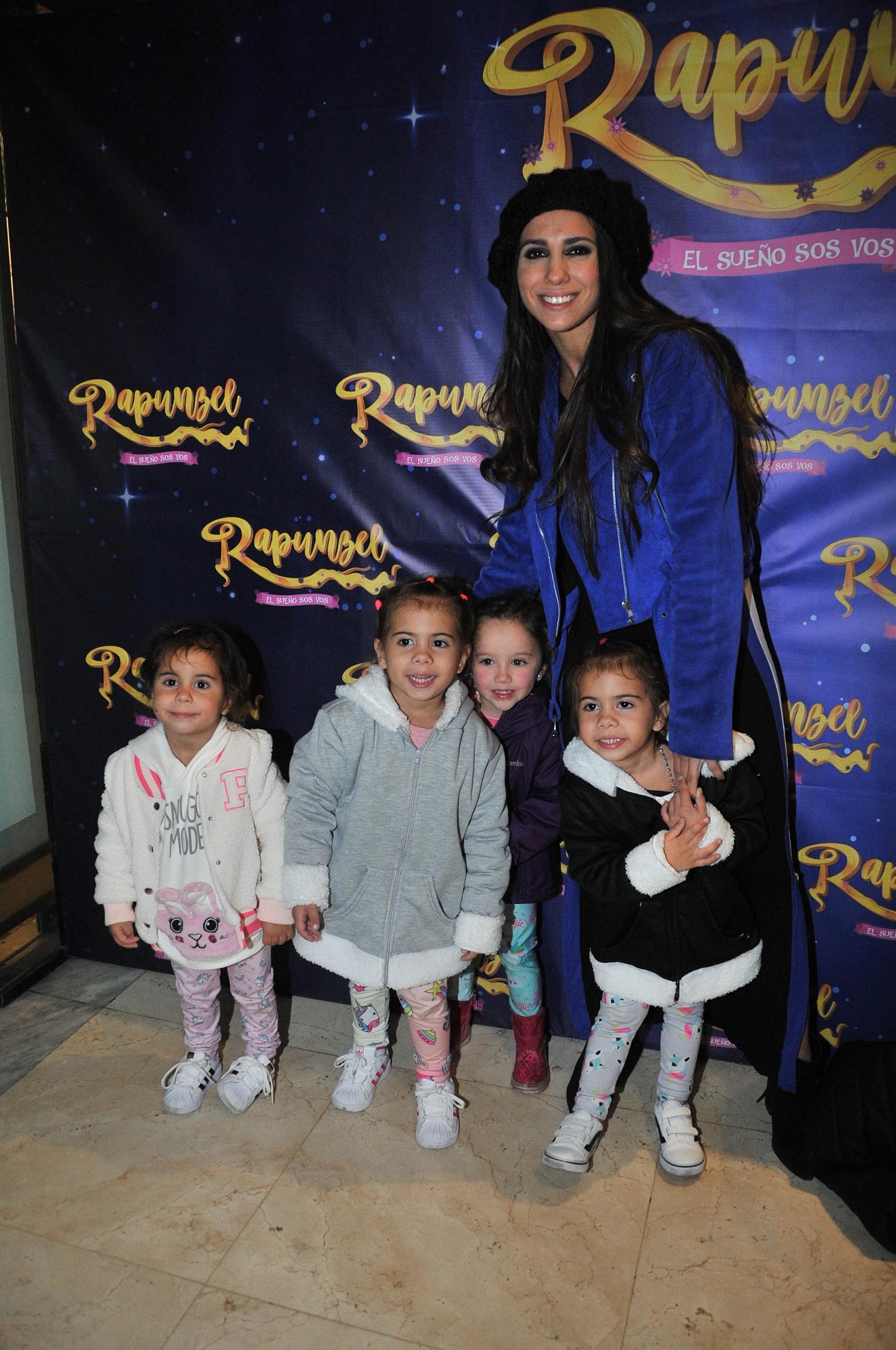 Cinthia Fernández con sus hijas y una amiga
