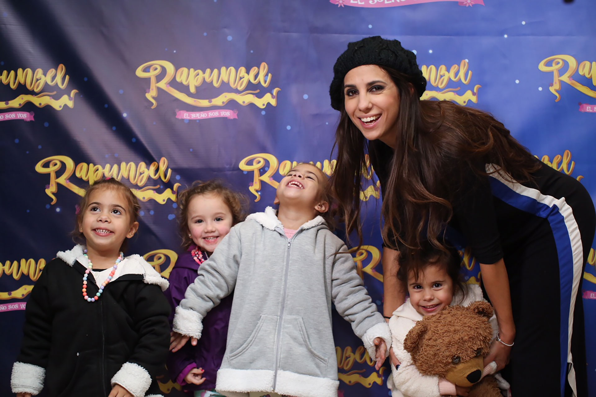 Cinthia Fernández con Charis, Bella y Francesca