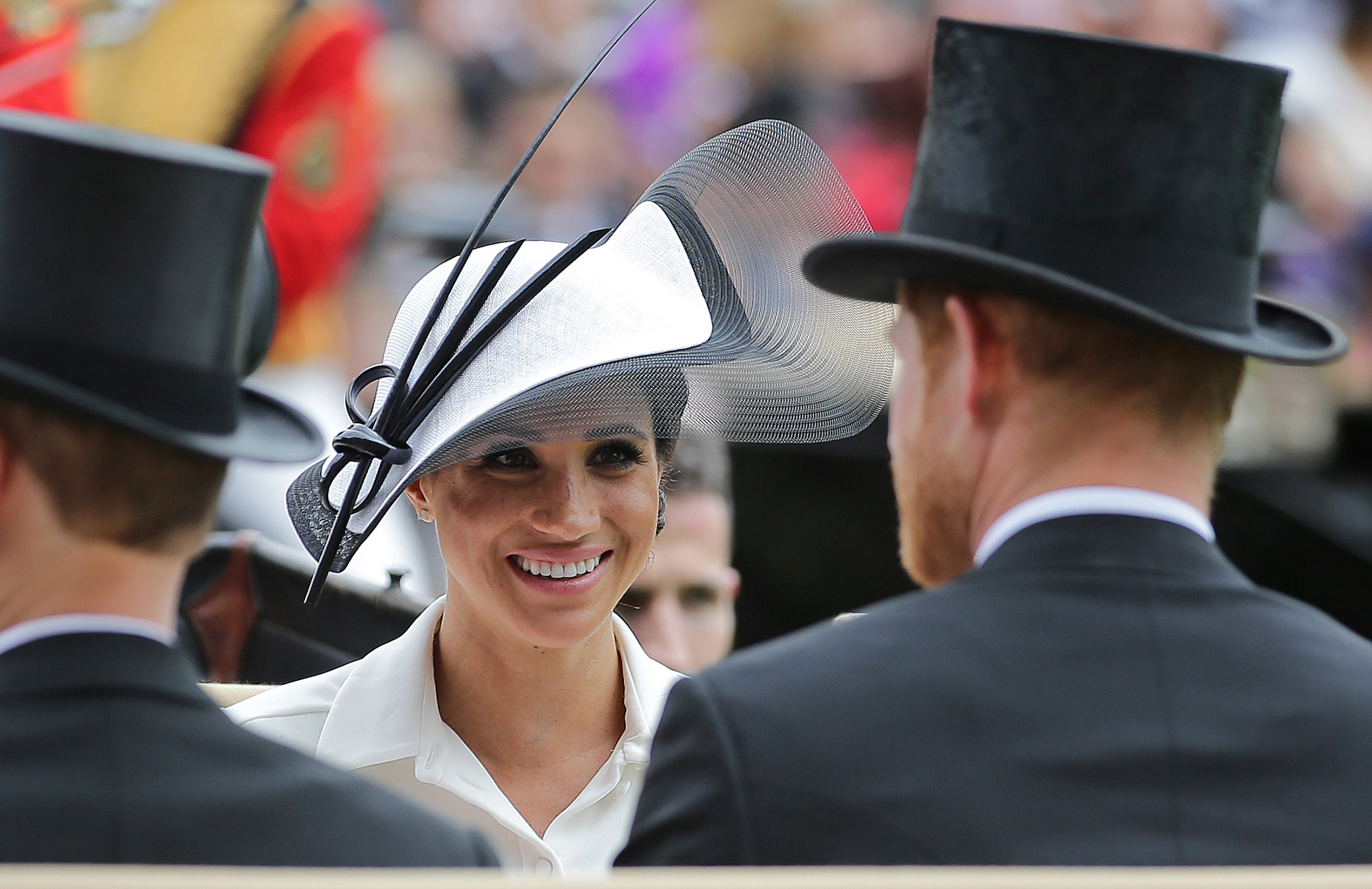 Allí se la vio distentida, y se sumó al dress code sugerido: el fascinator