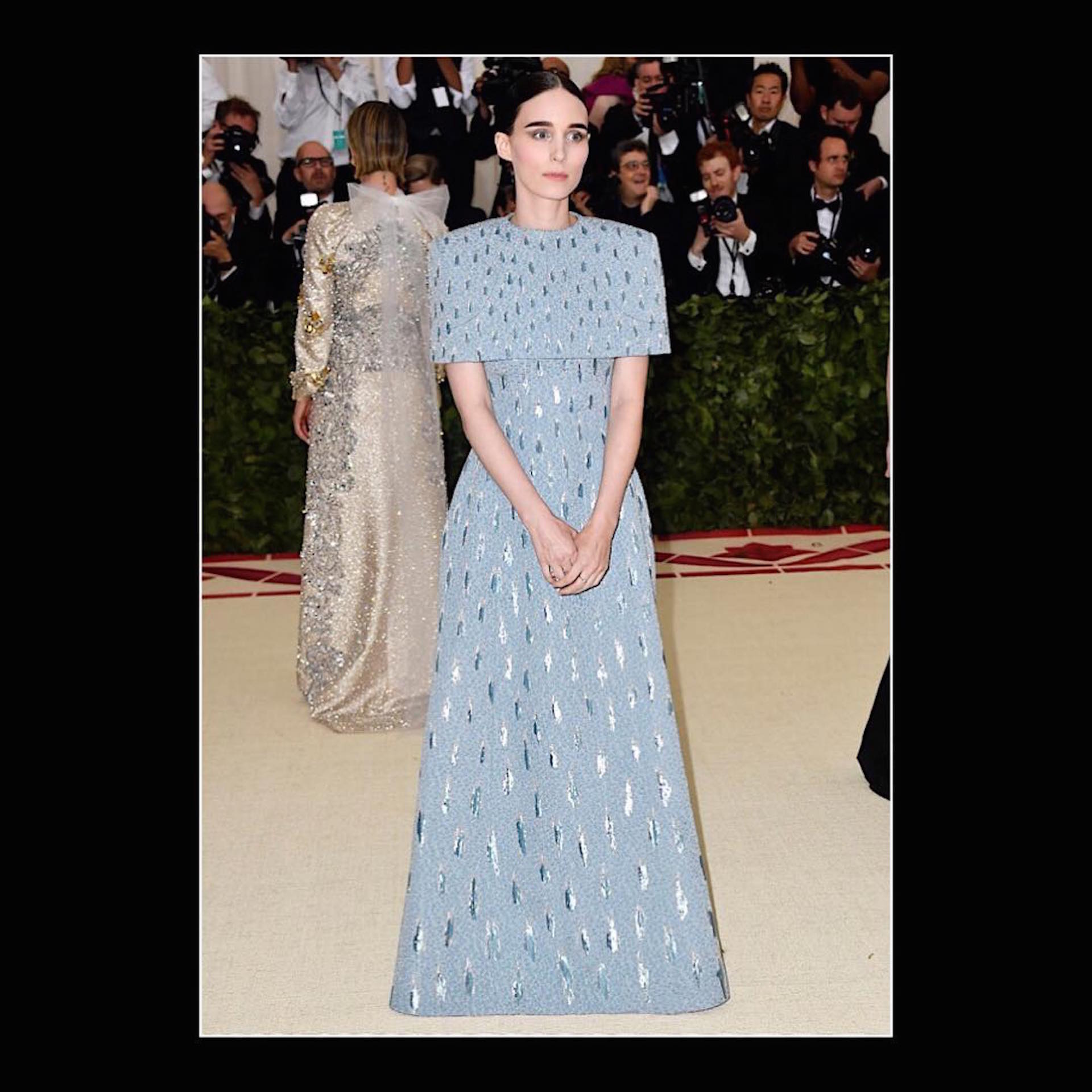 Rooney Mara en la gala del MET con un vestido de Givenchy. El detalle del poncho corto, se repite en el look de Meghan.
