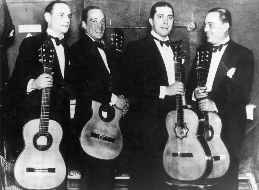 Carlos Gardel con sus guitarristas