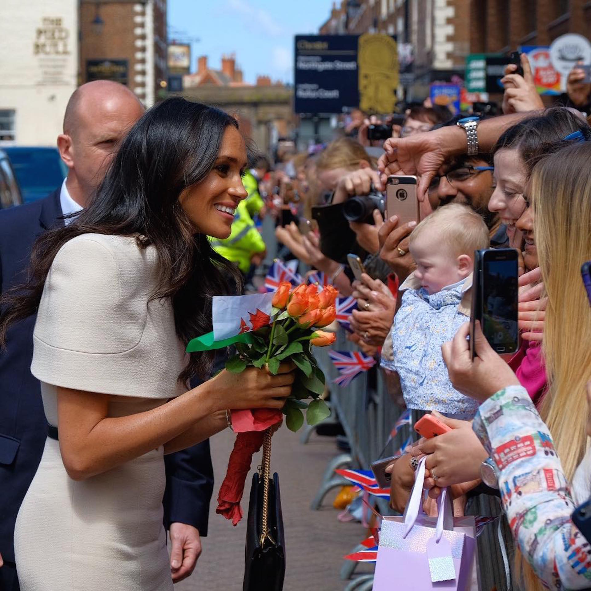 Meghan Markle con un diseño de Givenchy en su primer acto oficial con la reina Isabel II