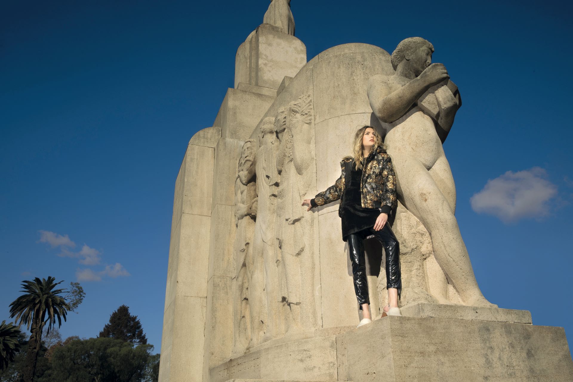 Campera de plumas con capucha y vestido de piel sintética ($ 7.380 y $ 2.467, Custo Barcelona), pantalón de vinilo ($ 3.200, Allô Martínez) y zuecos de pelo sintético ($ 4.900, Vitamina). (Foto: Christian Beliera / Para Ti)