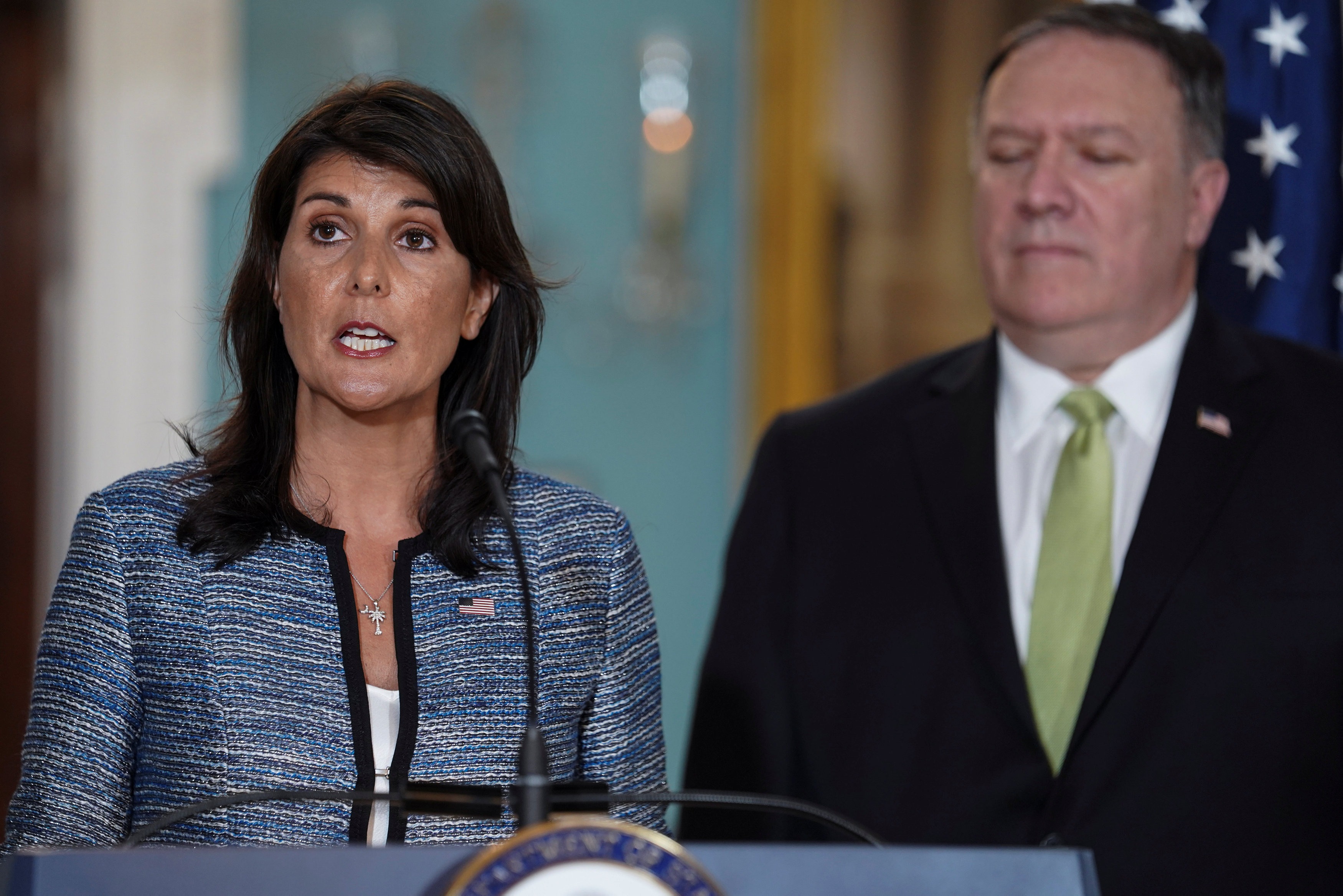 La embajadora de EEUU ante la ONU Nikki Haley y el Secretario de Estado Mike Pompeo durante el anuncio del retiro de EEUU del organismo (REUTERS/Toya Sarno Jordan)