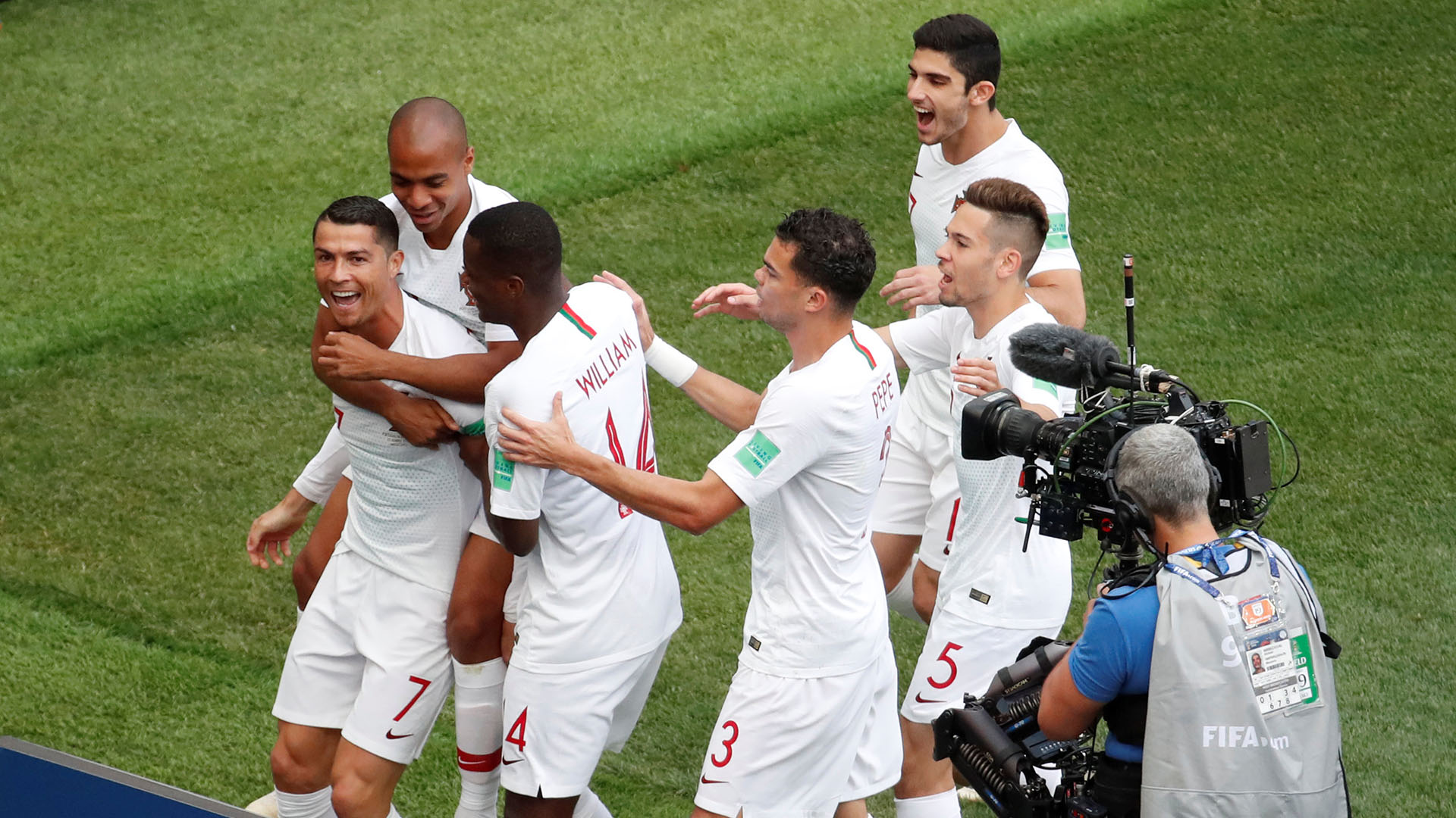 Todos lo buscan tras el gol. Sus compañeros para festejar, la cámara para replicar su sonrisa la mundo. REUTERS/Christian Hartmann
