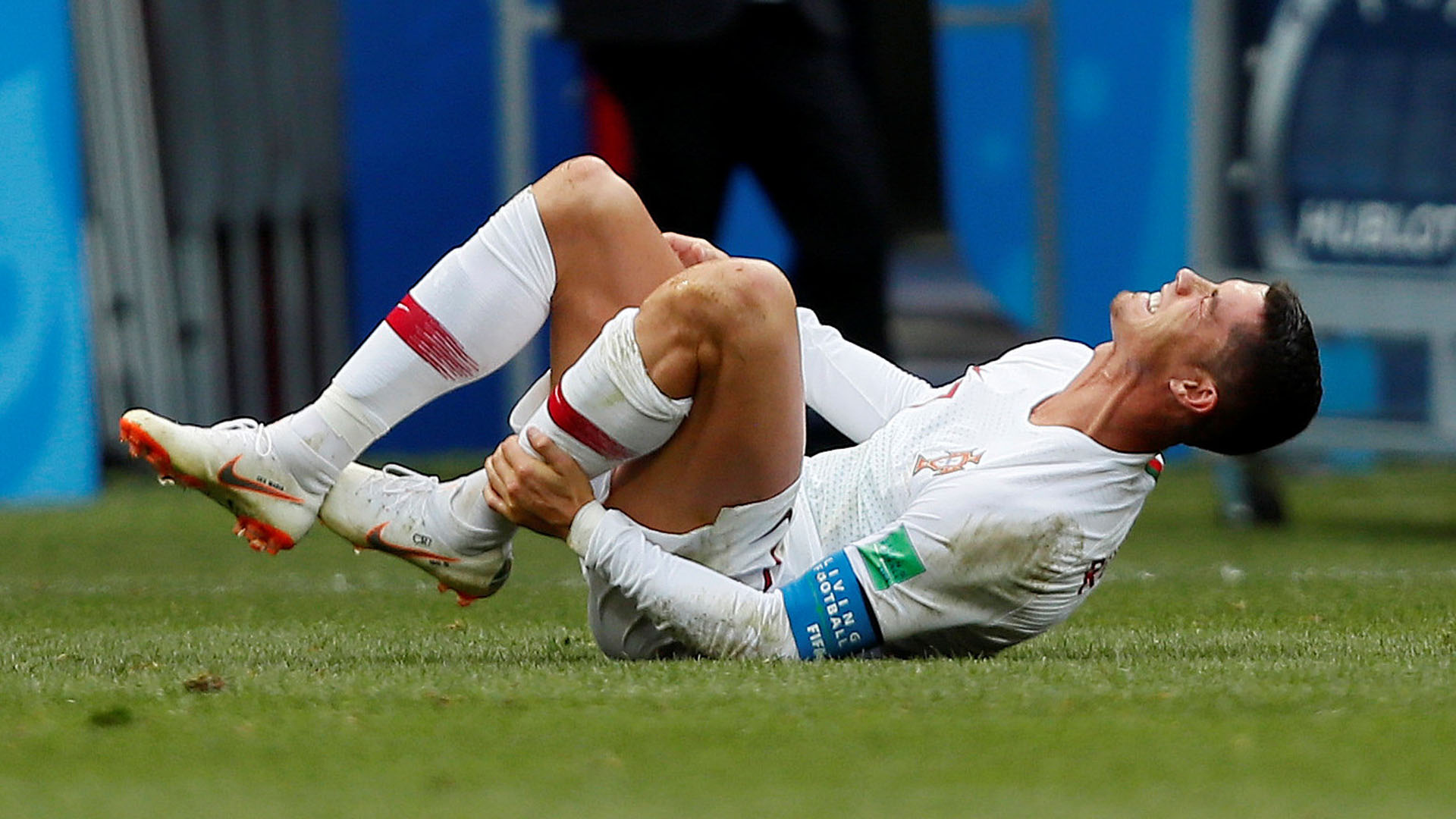 No es teatro. Ronaldo luego de una de la falta de Benatia. Reuters