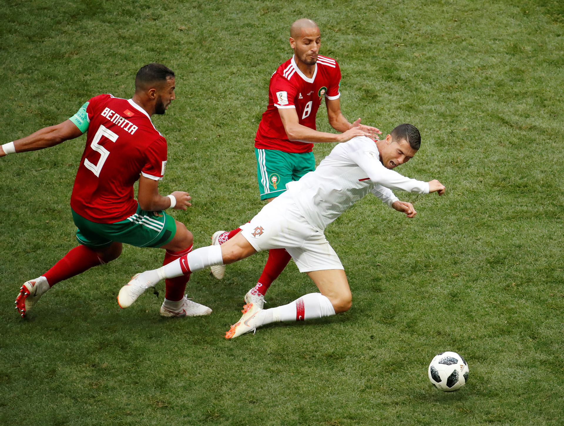 Ronaldo cae ante la falta de Medhi Benatia, que le costó la amarrilla al francés nacionalizado marroquí. Reuters