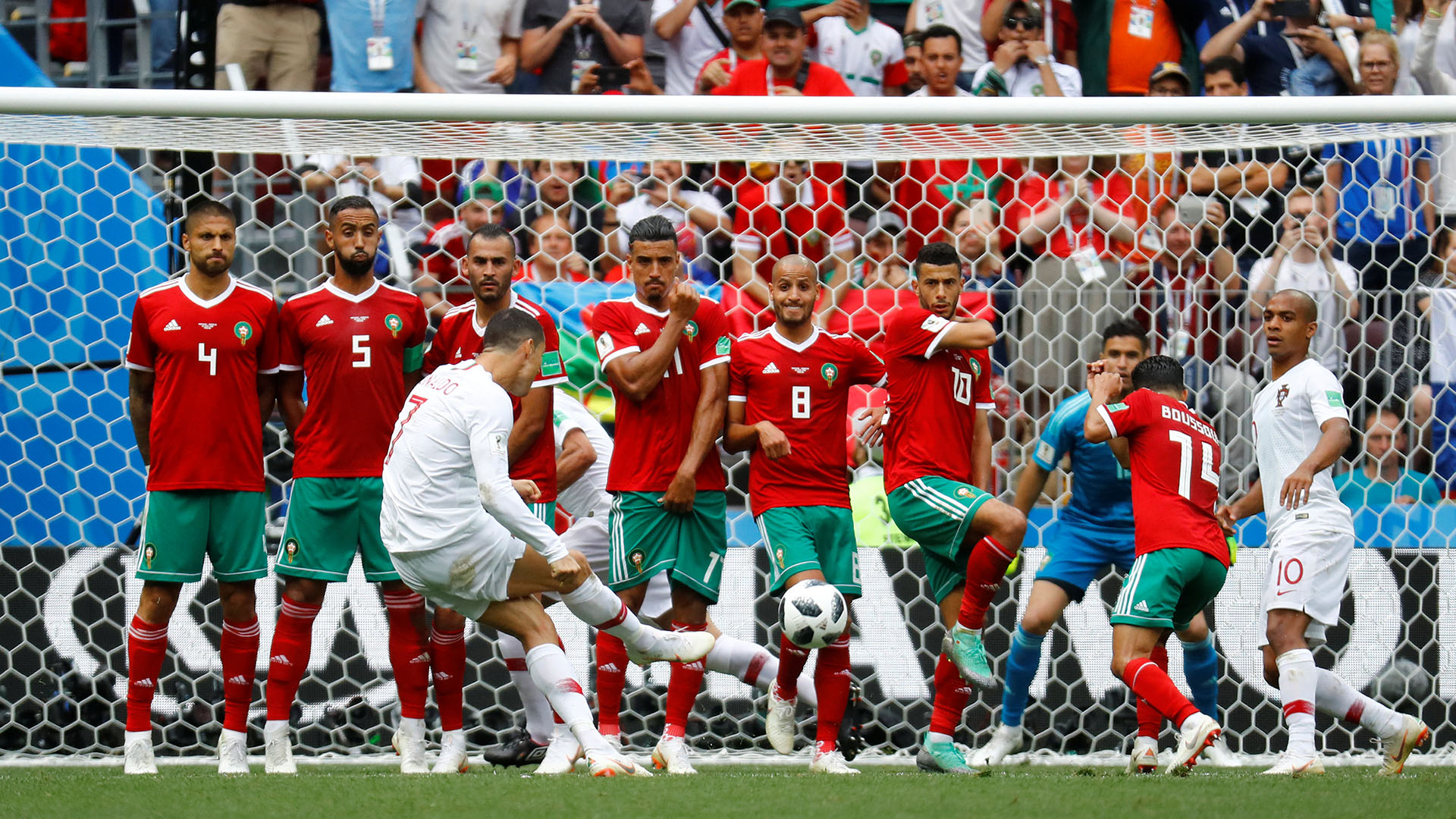 No fue una buena ejecución, pero todos bailan al ritmo de Cristiano en la barrera. Frente a Marruecos falló en los tiros libres que tuvo al borde del área. Reuters