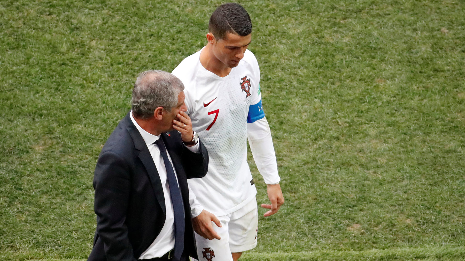 Cristiano recibe instrucciones de Fernando Santos en una pausa del partido. REUTERS/Christian Hartmann
