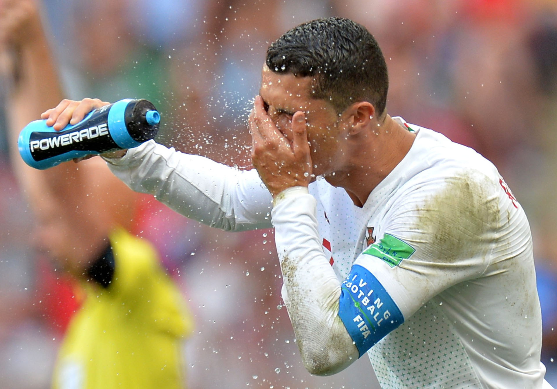 Cristiano se refresca durante el partido de Portugal frente a Marruecos. EFE