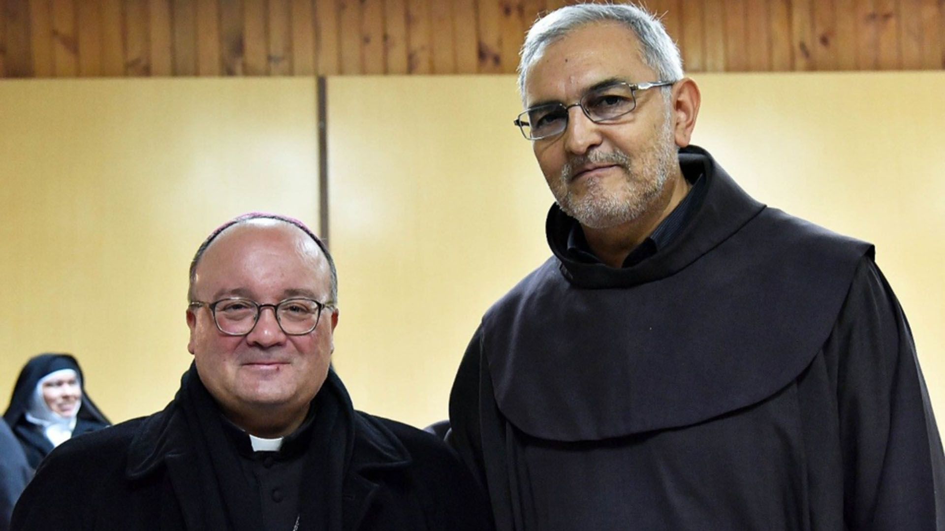 El nuevo administrador apostólico de la diócesis de Osorno y hasta ahora obispo auxiliar de Santiago, Jorge Concha Cayuqueo, junto al enviado del papa Francisco a Chile, el arzobispo maltés Charles Scicluna (EFE)