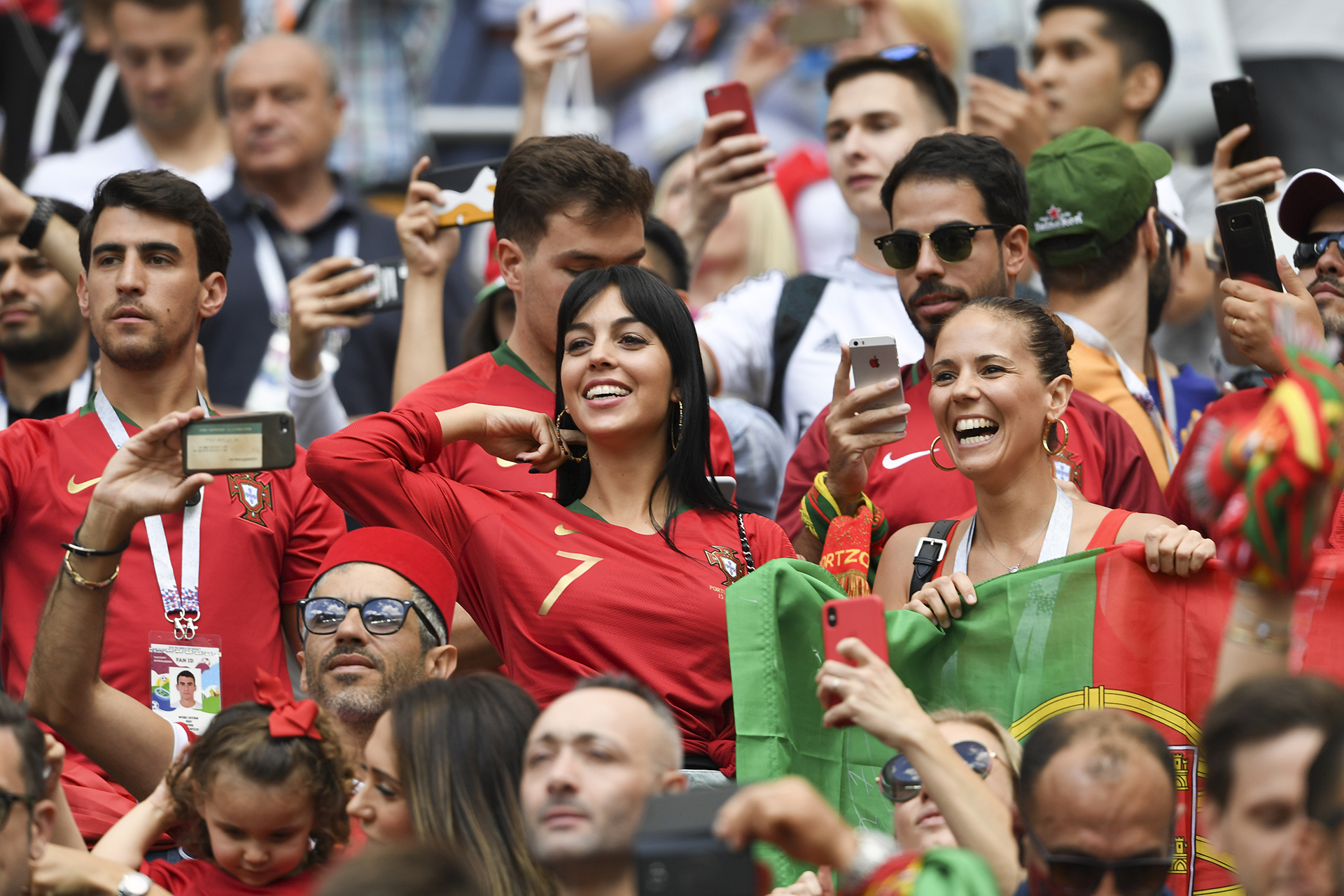 La modelo argentina Georgina RodrÃ­guez alentÃ³ a Cristiano Ronaldo en la victoria ante Marruecos (The Grosby Group)