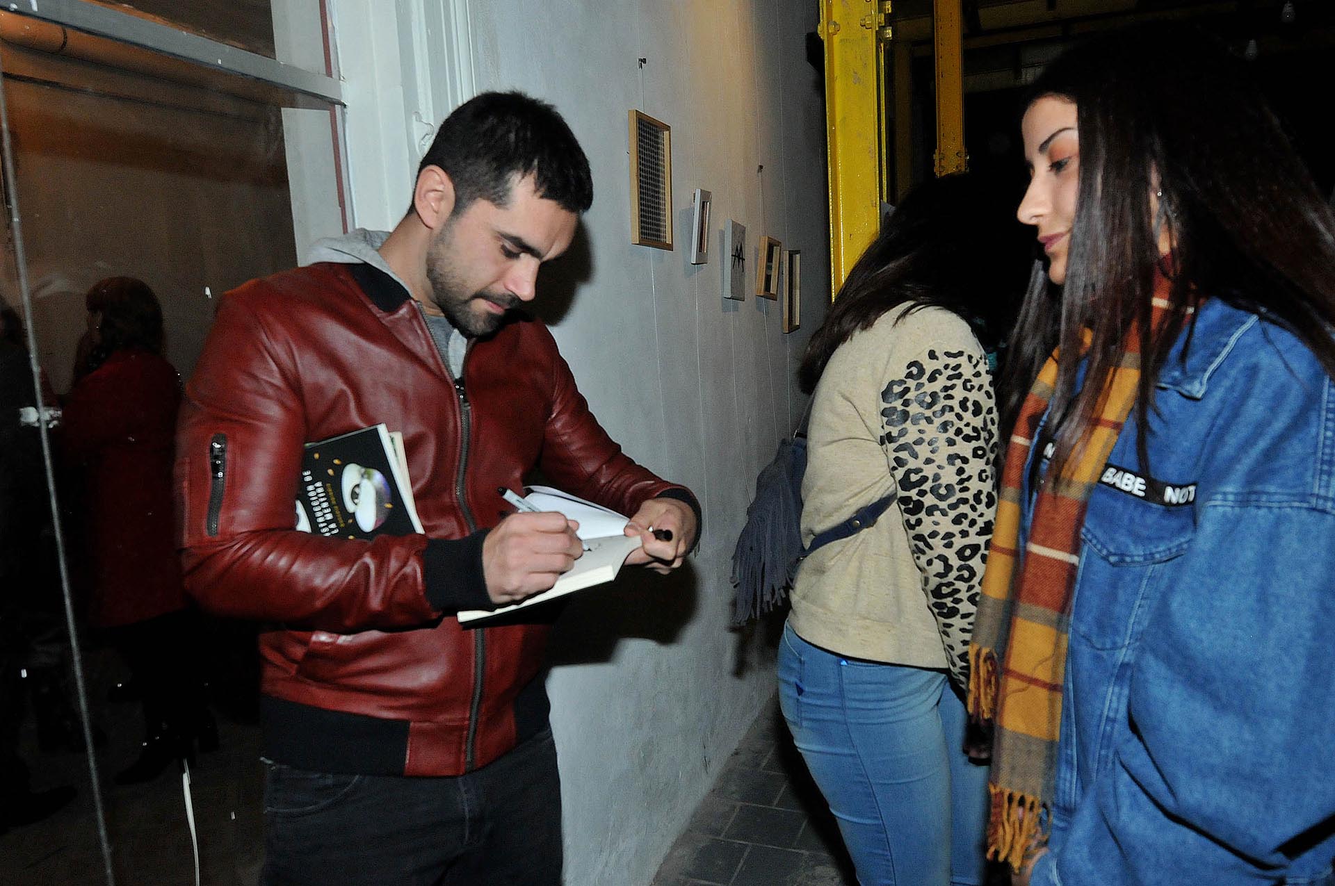Gonzalo Heredia firmando ejemplares de su libro