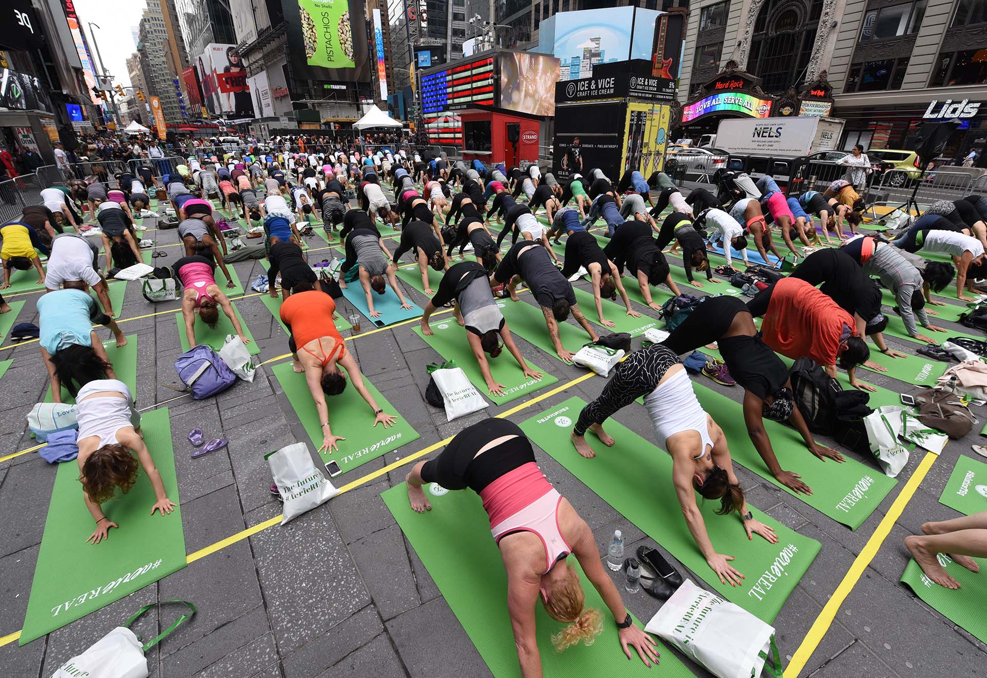 Miles de personas en el “Mind Over Madness Yoga”(AFP PHOTO / TIMOTHY A. CLARY)