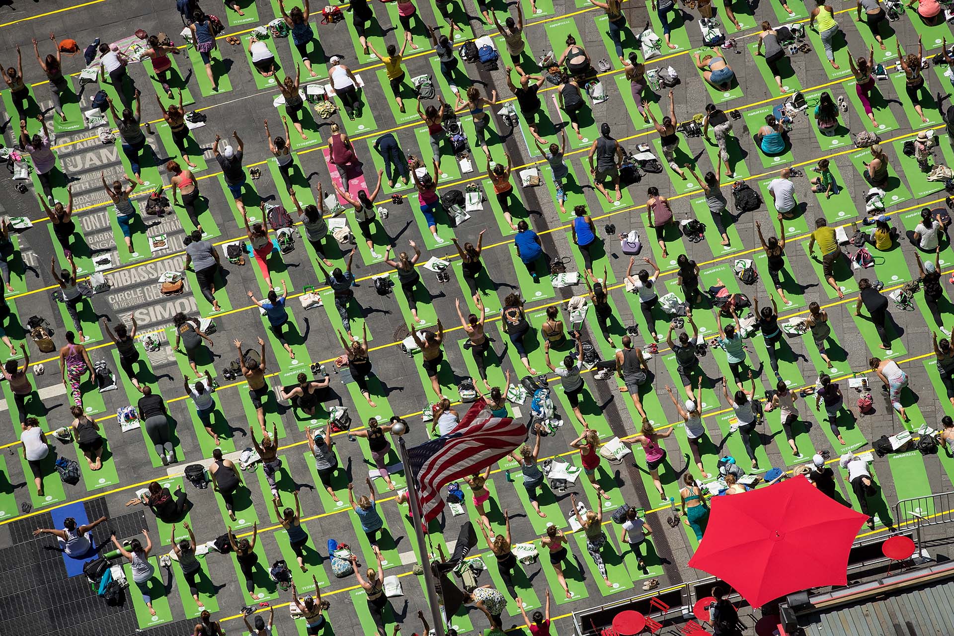 Día Mundial del Yoga en Time Sqare (Drew Angerer/Getty Images/AFP)