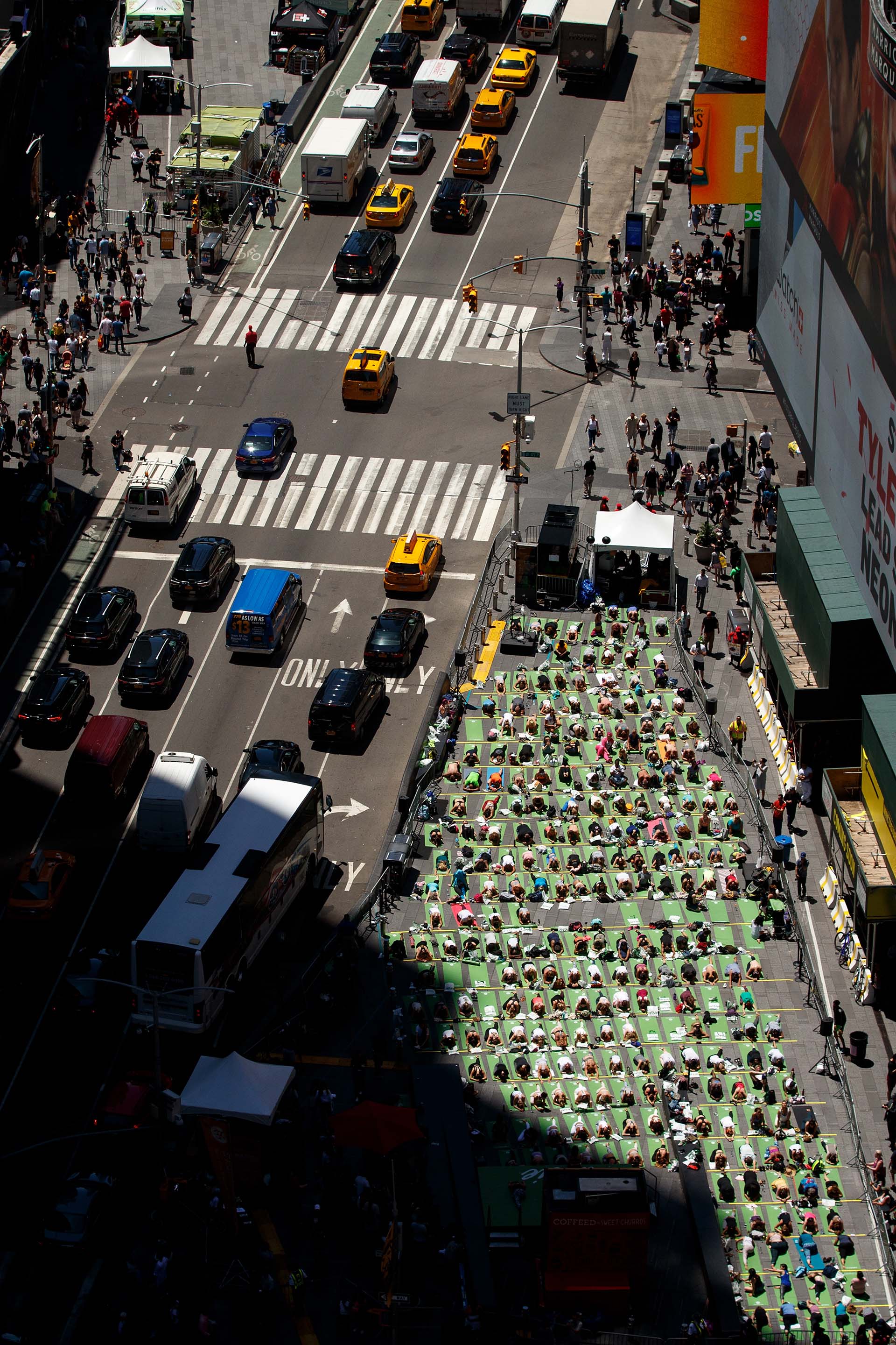Miles de personas participaron del Día Mundial del Yoga (Drew Angerer/Getty Images/AFP)