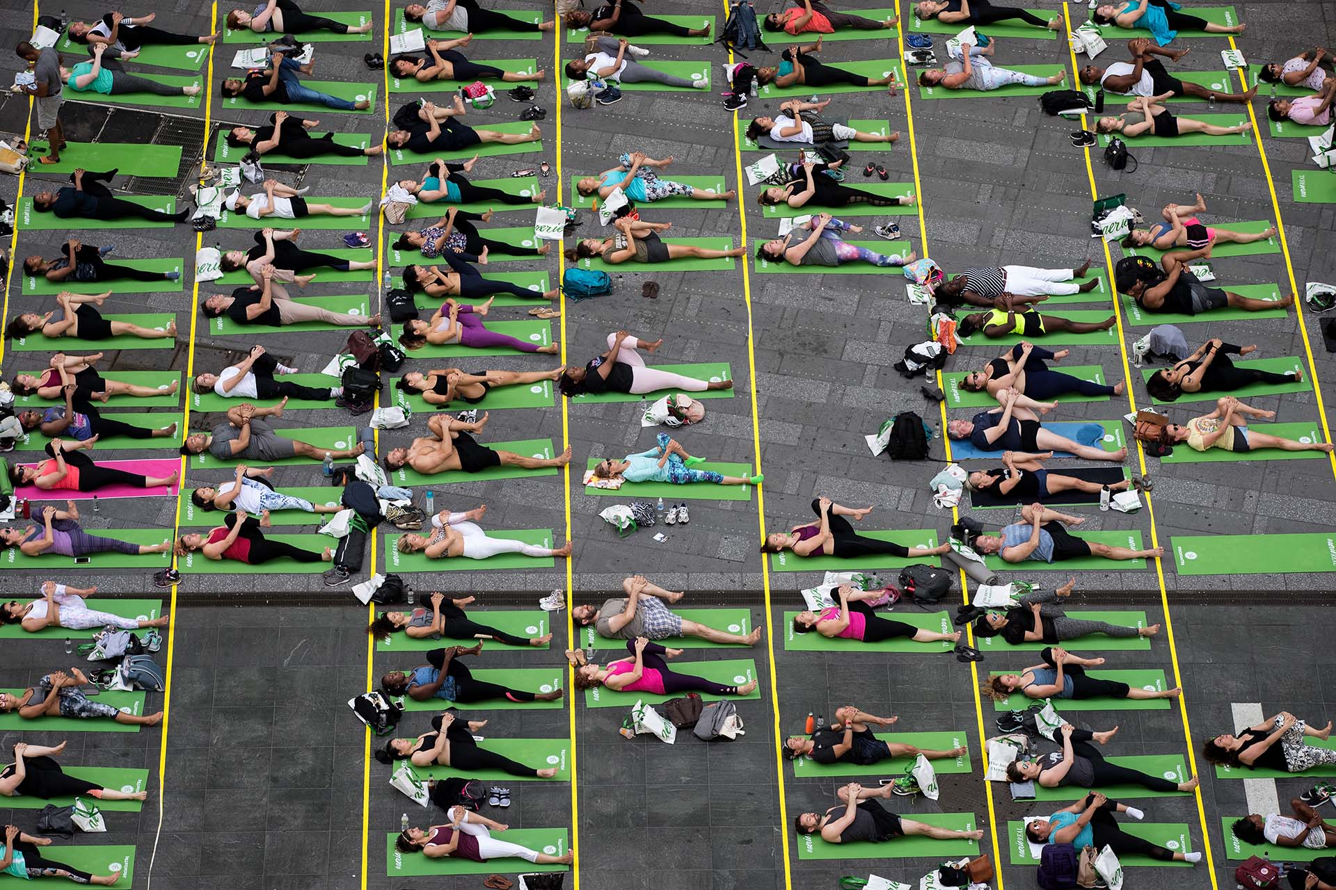 La clase masiva de Yoga se celebró en Time Square, Manhattan (Drew Angerer/Getty Images/AFP)