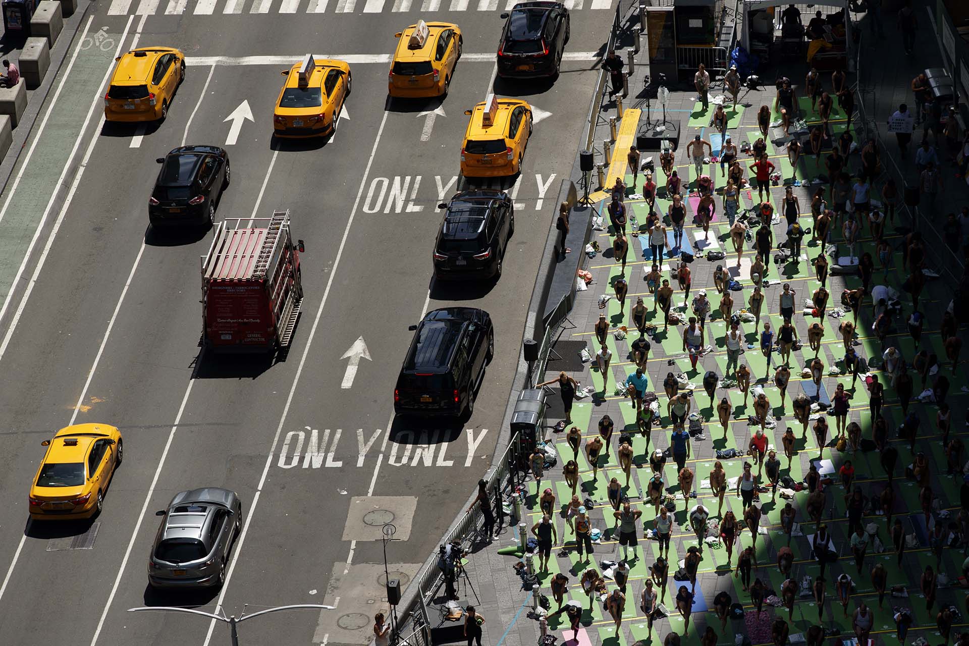 Miles de fanáticos de la yoga se reunieron en una clase masiva en Times Quare, Manhattan, donde celebraron el solsticio de verano (Drew Angerer/Getty Images/AFP)
