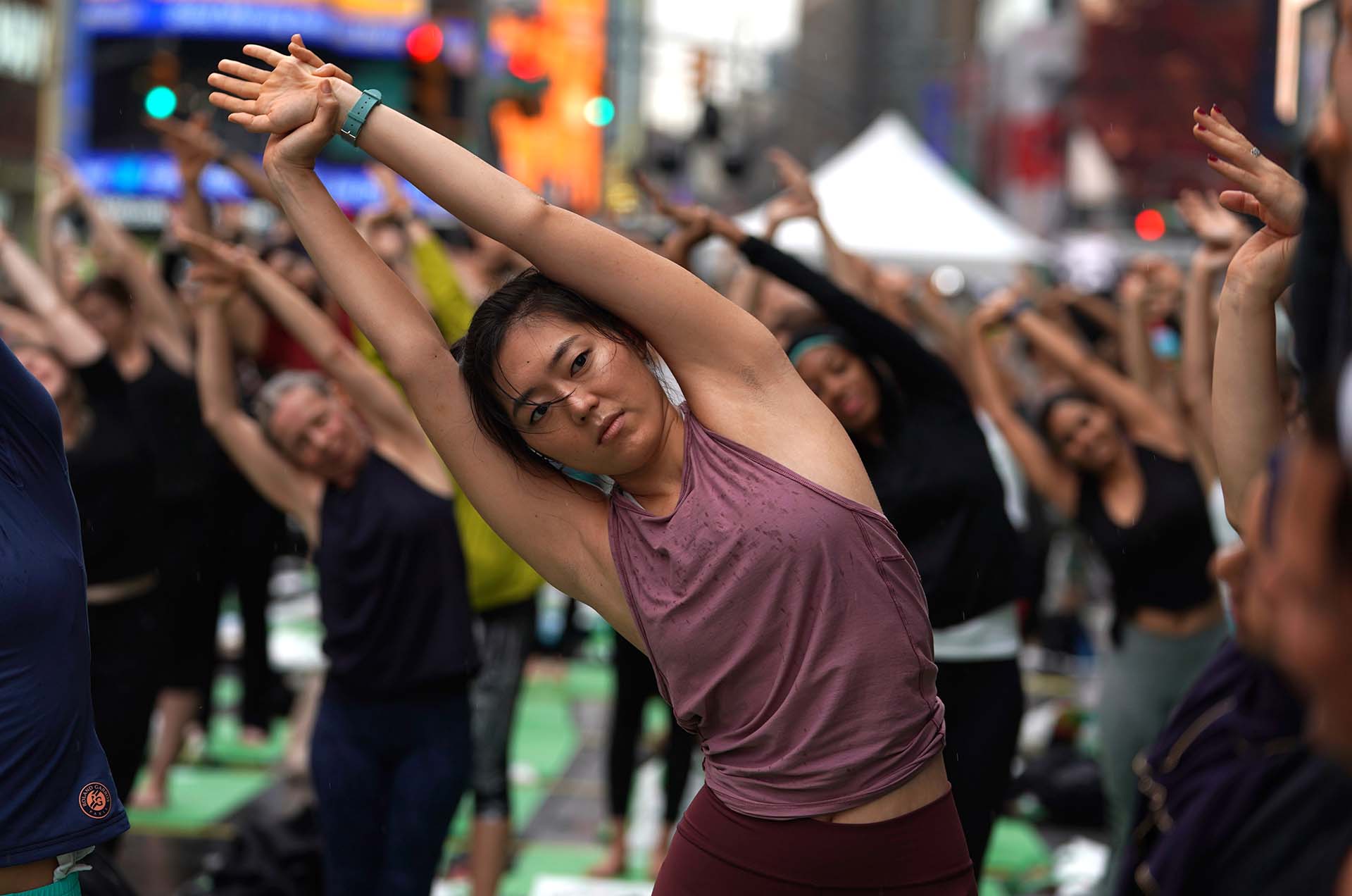 La case fue bautizada “Mind Over Madness Yoga”, un evento celebrado una vez al año que consiste en practicar yoga al aire libre (AFP PHOTO / TIMOTHY A. CLARY)
