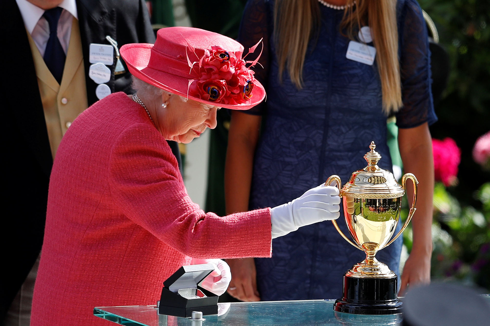 Isabel II observa la codiciada copa de oro que se entregó momentos después