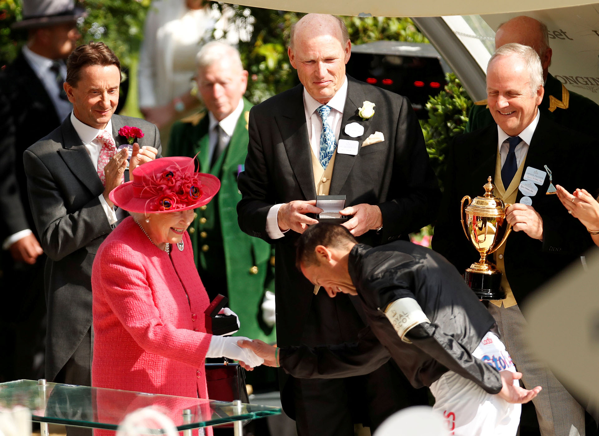 El saludo de Frankie Dettori quien finalmente se quedó con la copa de oro