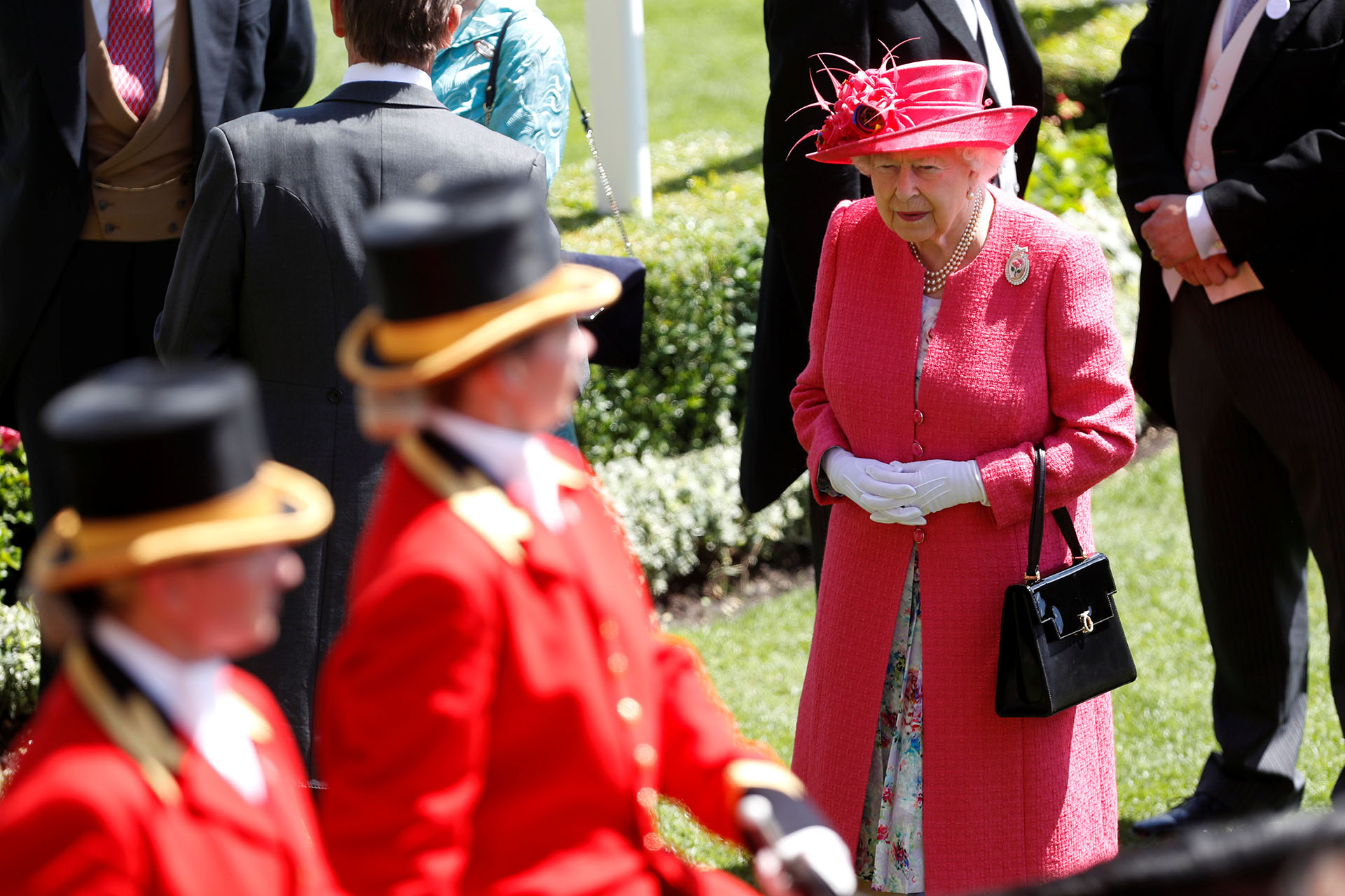 La llegada de la reina Isabel II con un estilismo “pink” al circuito de Ascot, lugar donde cada año se corre una de las carreras hípicas más importantes del mundo