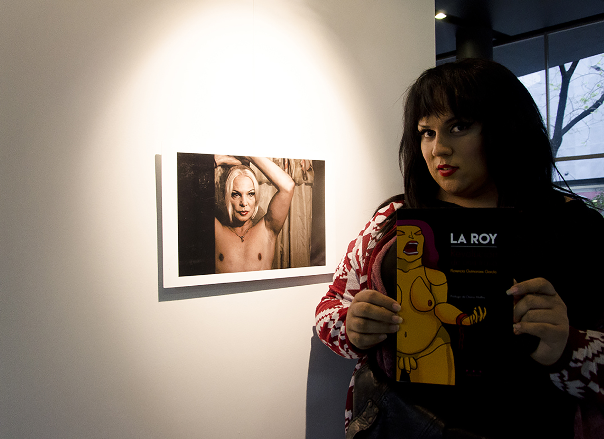 Atrás, una foto suya. Adelante, Florencia, con el libro en el que cuenta su vida