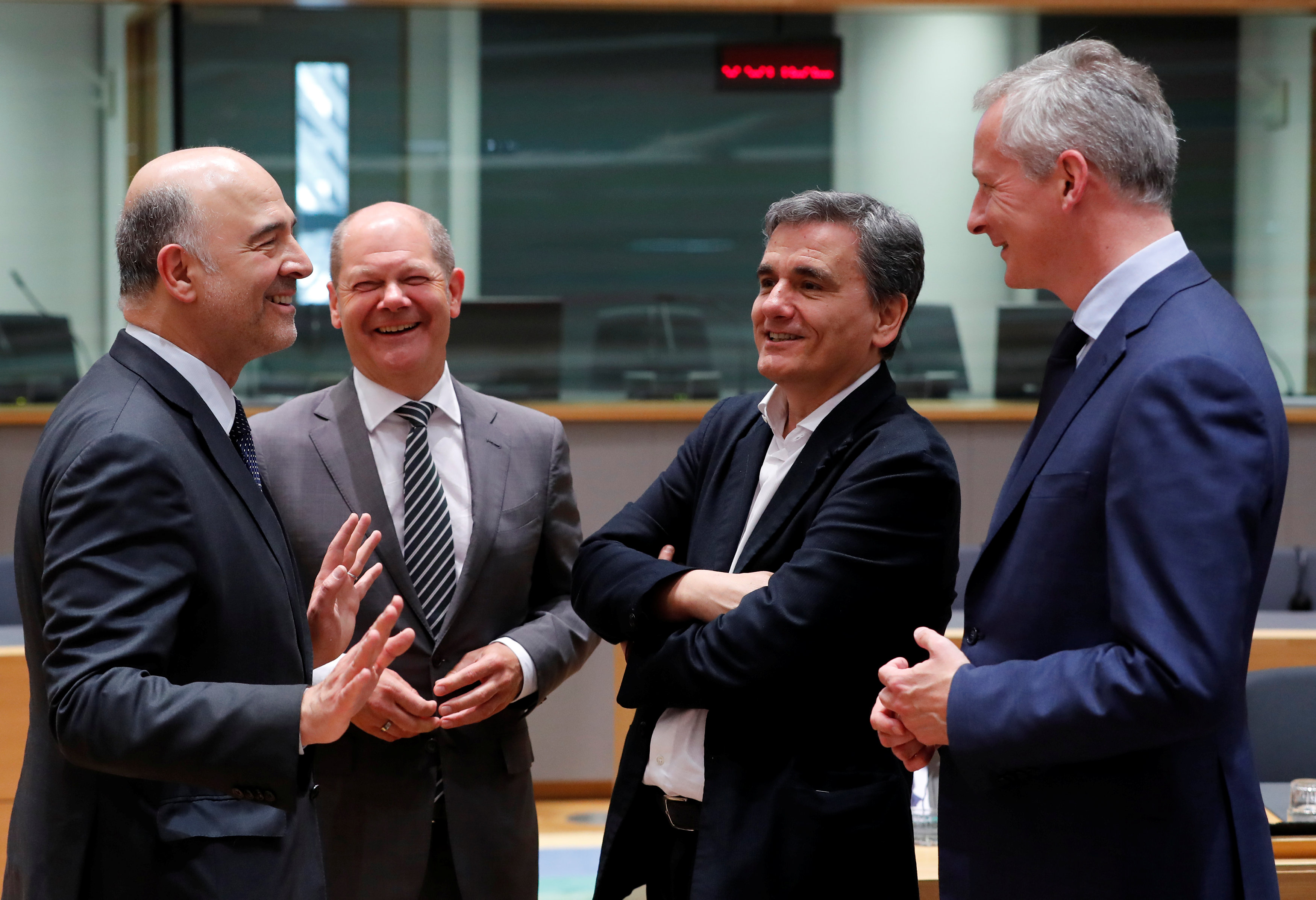El Comisario europeo para los asuntos económicos y financieros Pierre Moscovici, el ministro de finanzas alemán Olaf Scholz, el ministro de finanzas griego Euclid Tsakalotos y el ministro de finanzas francés Bruno Le Maire durante su encuentro en Bruselas (REUTERS/Yves Herman)