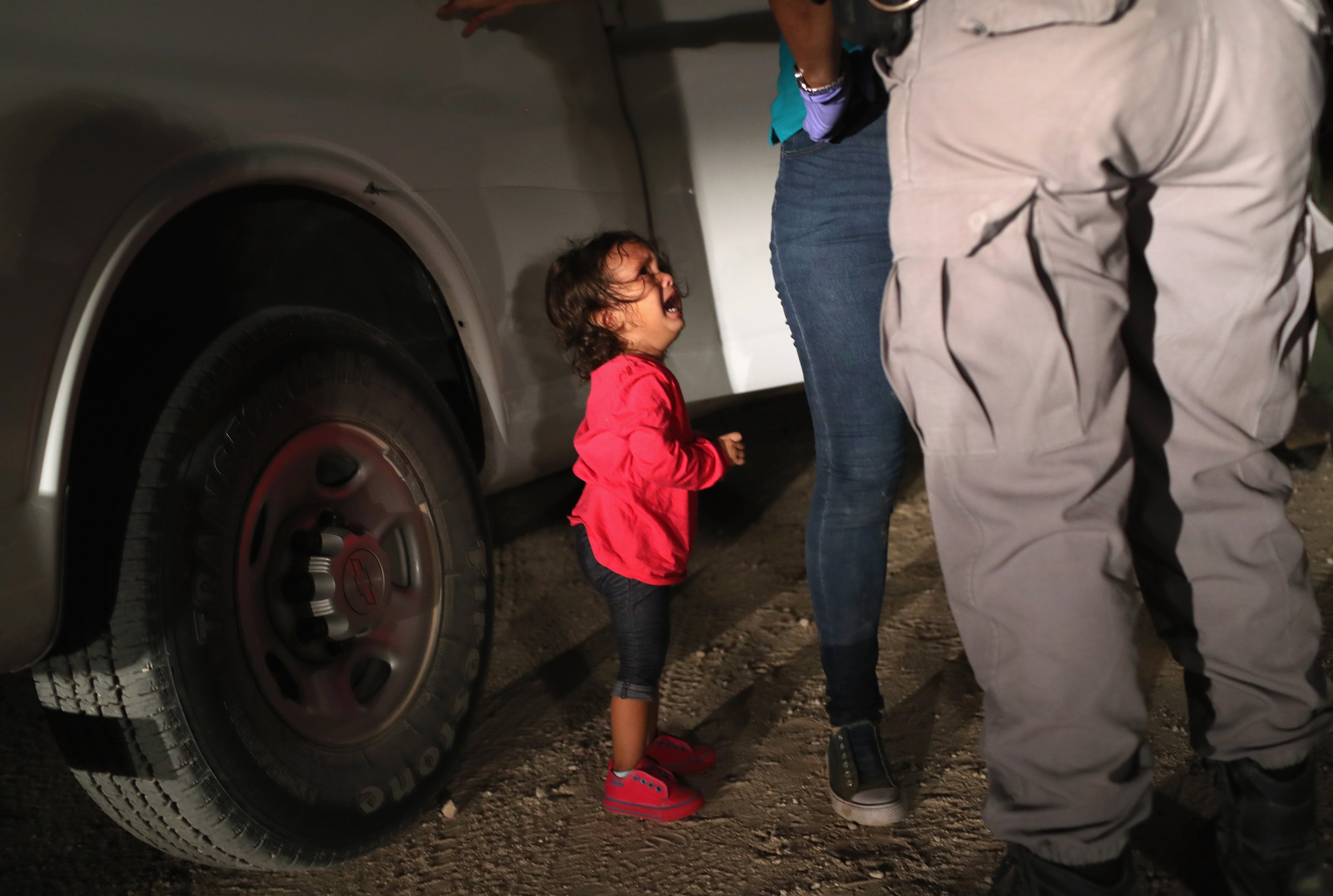 La niña hondureña de dos años cuya madre fue detenida en la frontera entre los Estados Unidos y México. No fueron separadas como hizo creer Time en su última edición (Getty Images)