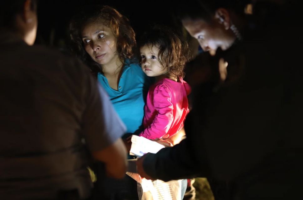 Sandra Sánchez junto con su hija de dos años, luego de que la pequeña llorara desconsolada (Getty Images)