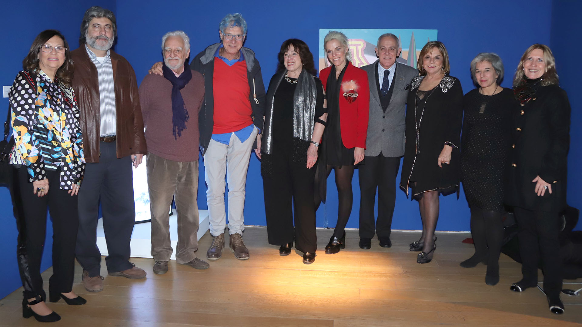 “Desde 2012, comenzamos con innovadores proyectos de arte y solidaridad donde convocamos a artistas argentinos para que -a partir de una temática que a nadie puede dejar indiferente- creen una obra única, y luego se sumen a una muestra colectiva de arte. En esta oportunidad, el concepto unificador es la esencia, lo que nos hace únicos y a la vez parte de un todo. Más alla de las particularidades que obviamente cada uno tiene, no debemos olvidarnos que formamos parte de la familia humana”, afirmó Agustina Rossi, directora de la Fundación Rossi, quien posa junto a los artistas y a la presidente de esa entidad